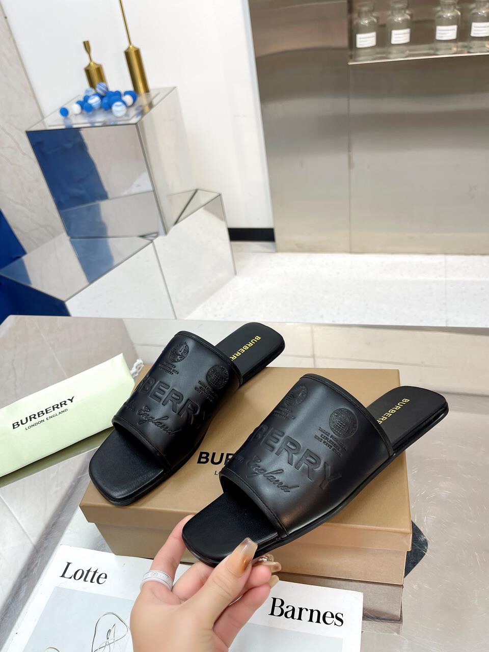 Burberry Baballi’s Sulfurized Slipper Line with Soft Leather Material - 图片 4