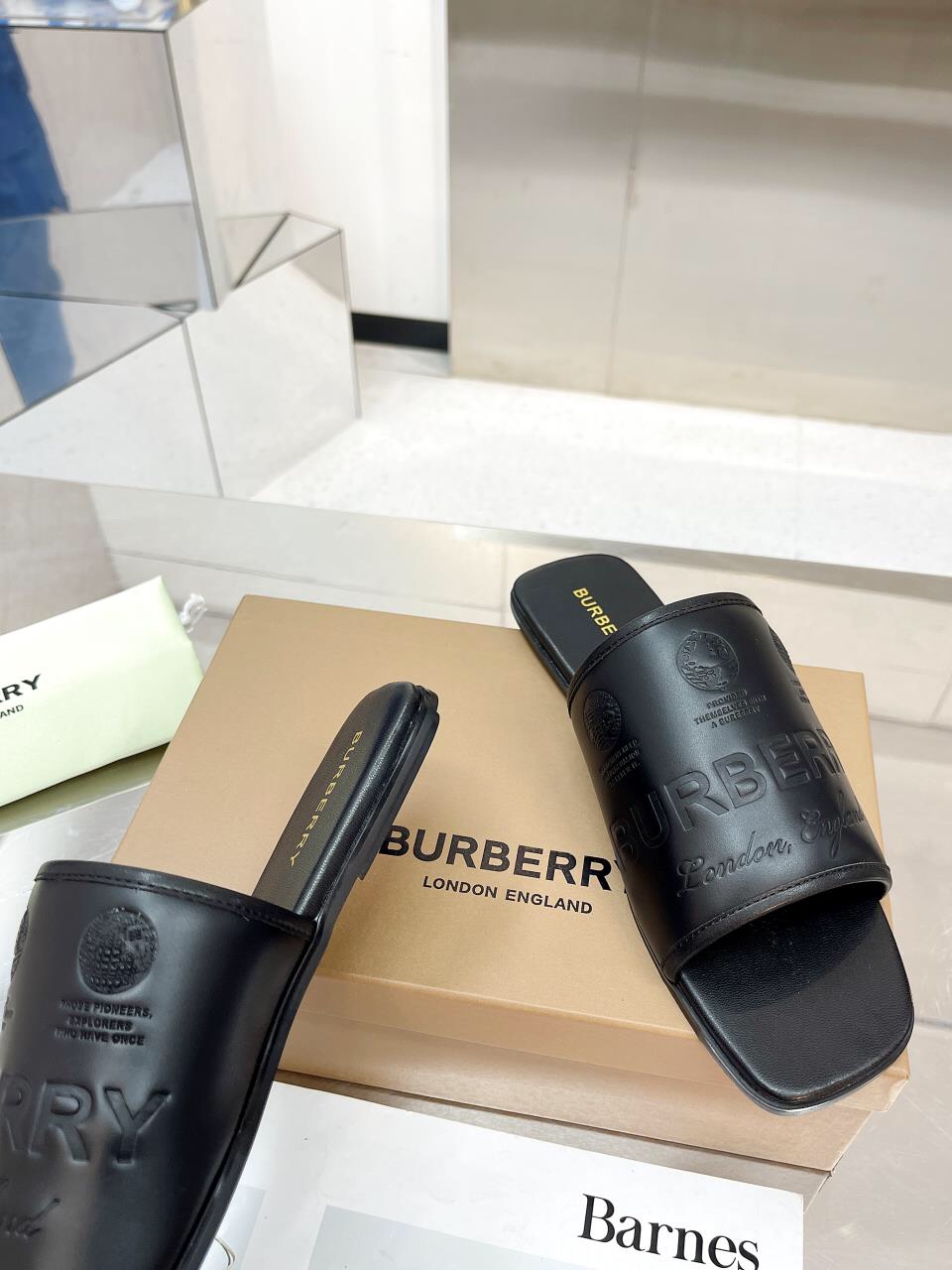 Burberry Baballi’s Sulfurized Slipper Line with Soft Leather Material - 图片 6