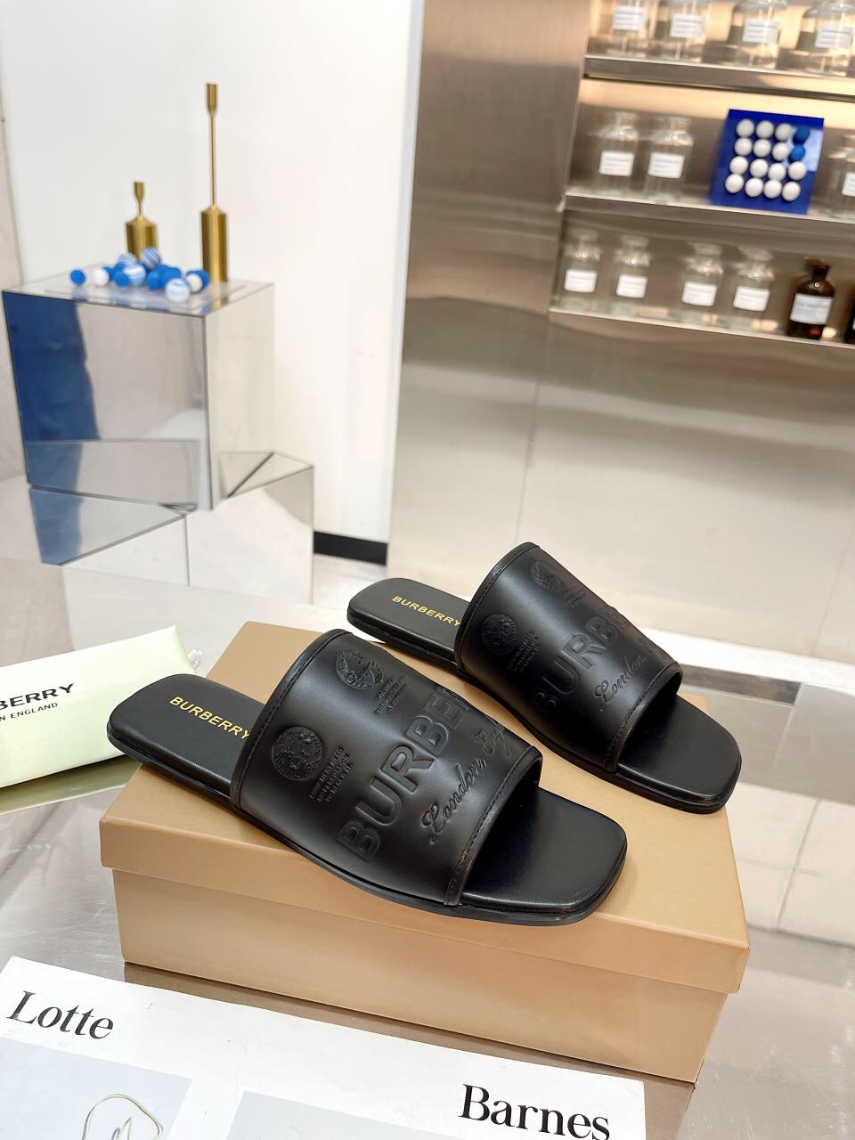 Burberry Baballi’s Sulfurized Slipper Line with Soft Leather Material - 图片 3