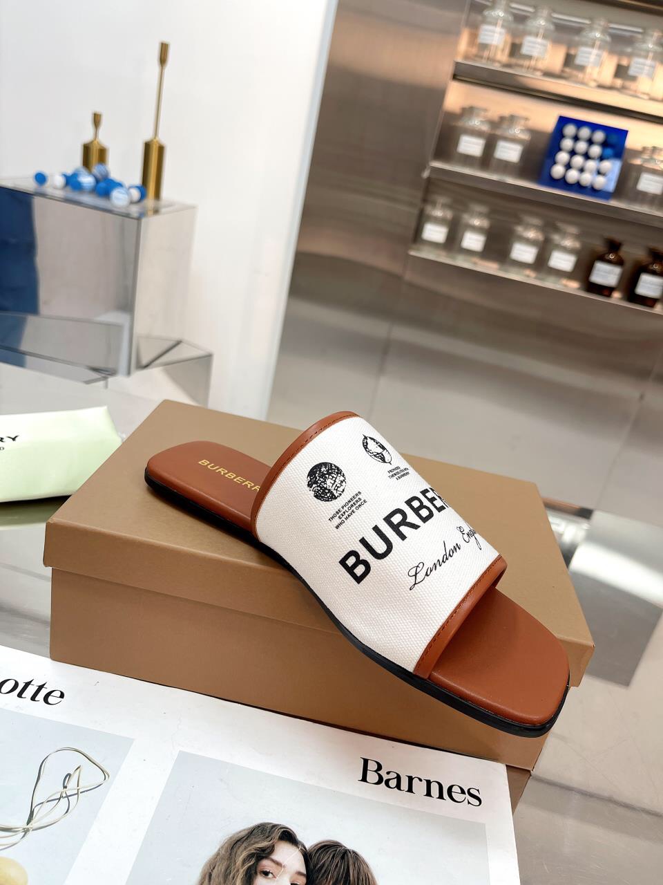“Burberry Baballi’s Sulfurized Leather Slippers with Unique Design and Comfort” - 图片 5