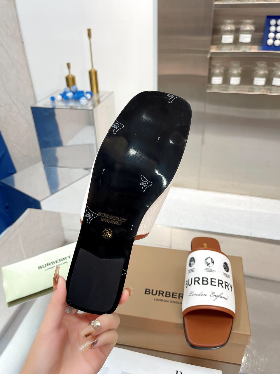 “Burberry Baballi’s Sulfurized Leather Slippers with Unique Design and Comfort” - 图片 7