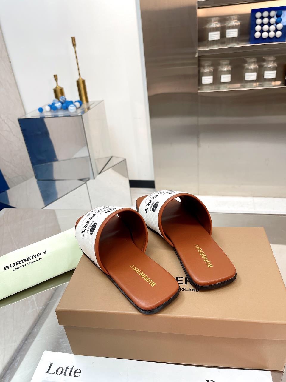 “Burberry Baballi’s Sulfurized Leather Slippers with Unique Design and Comfort” - 图片 6
