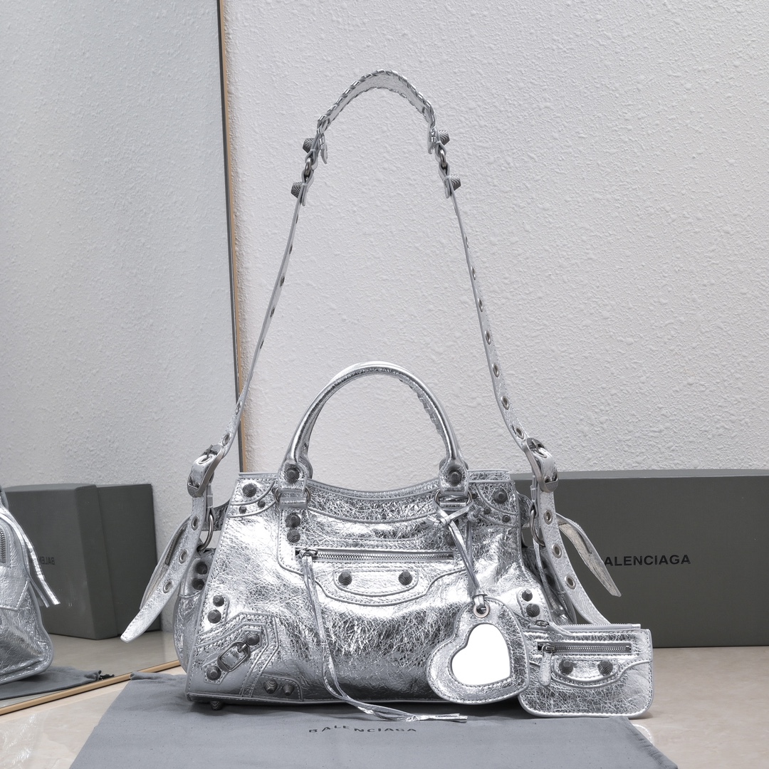 Balencia 🆕NEO CAGOLE Medium Trapezoid Motorcycle Bag💫 Genuine imported cracked lambskin💫 Vintage distressed silver hardware 🉑 Adjustable & removable long strap💫 Can be carried by hand, shoulder, or crossbody🆗 Includes ❤️ heart-shaped mirror🪞 + small coin pouch👍🏻 Size: 32cm x 21cm x 13cm image 1