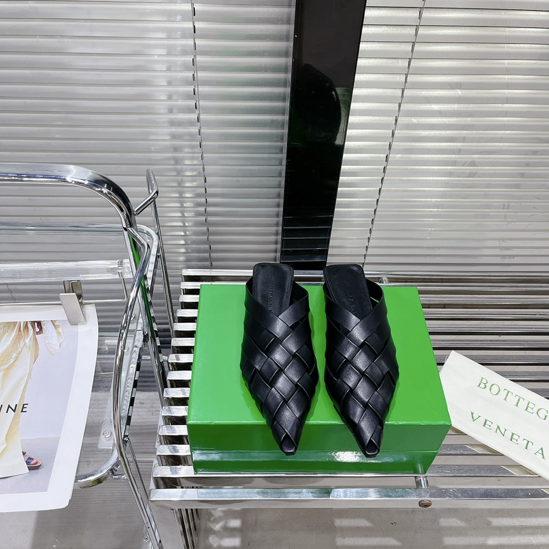 Bottega Veneta’s History and Unique Features in Original Sheepskin Weasel Soles
