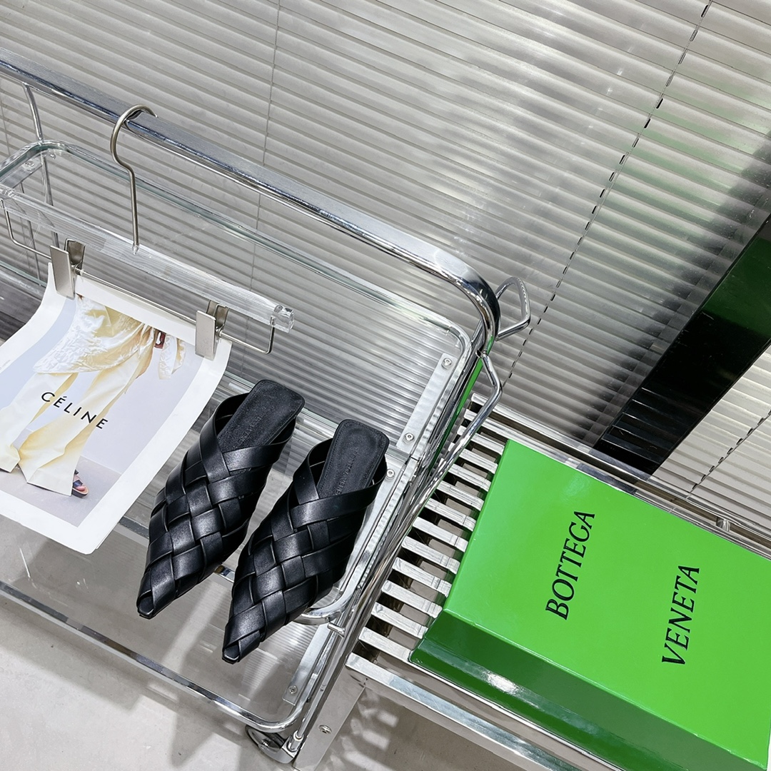 Bottega Veneta’s History and Unique Features in Original Sheepskin Weasel Soles - 图片 5