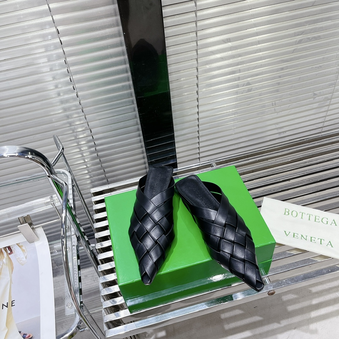 Bottega Veneta’s History and Unique Features in Original Sheepskin Weasel Soles - 图片 3