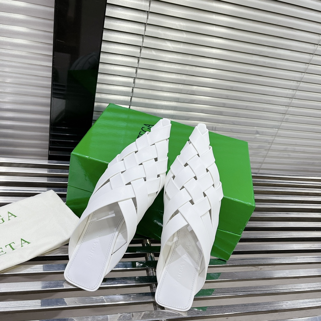 Bottega Veneta’s History: 650 Weasel Soles and Zirconium Sheepskin Purchase Options - 图片 6