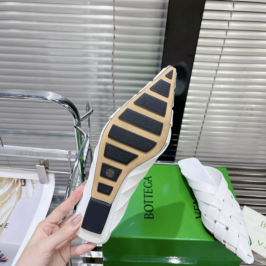 Bottega Veneta’s History: 650 Weasel Soles and Zirconium Sheepskin Purchase Options - 图片 9