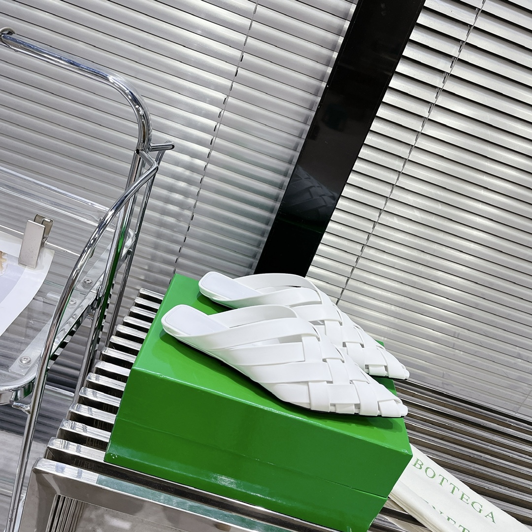 Bottega Veneta’s History: 650 Weasel Soles and Zirconium Sheepskin Purchase Options - 图片 2