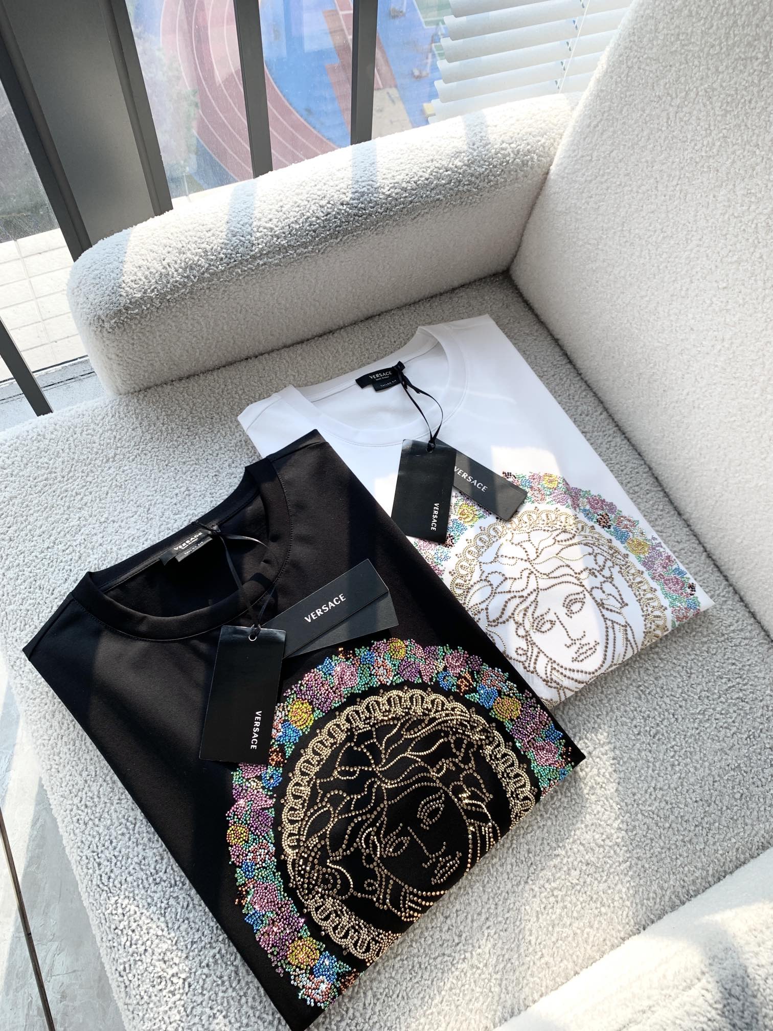 NO:141729,Versa*e Fan*zhe's new spring and summer 2025 men and women's short-sleeved T-shirt for couples, trendy light luxury new products are available, original single replica product, high-end quality, the highest version of the market, Milan fashion designer model, sneak peek, exclusive on-site sale; original exclusive cotton fabric is available for customers!  Customized Medusa logo hot diamond pattern design, the upper body effect is excellent, and the comfortable and close body shows the temperament!  Code number M-4XL, versace, T-shirt,tees, t-shirt,alexander wang19860909Versa*e 范*哲2025春夏新款男女同款情侣短袖T恤,潮流轻奢新品登场 原单复刻产物 高端品质 市场最高版本 米兰时装设计师款 先睹为快,独家现货发售；客供原版专属纯棉面料！定制美杜莎logo烫钻图案设计,上身效果超赞,舒适贴身彰显气质！码数M-4XL,,versace,T-shirt,tees，t-shirt,alexander wang,Men's clothing