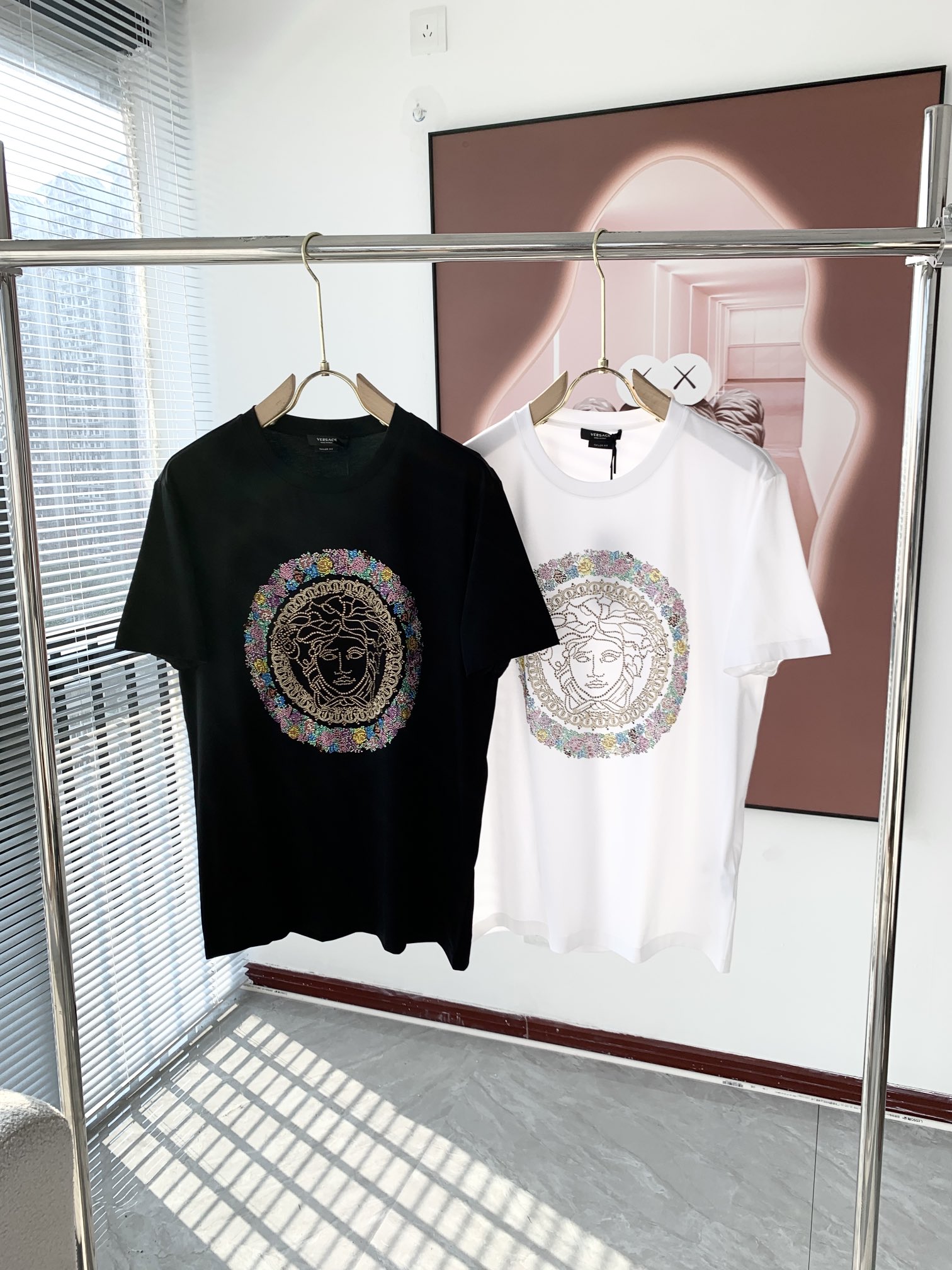 NO:127957,Versa*e Fan*zhe's new spring and summer 2025 men and women's short-sleeved T-shirt for couples, trendy light luxury new products are available, original single replica product, high-end quality, the highest version of the market, Milan fashion designer model, sneak peek, exclusive on-site sale; original exclusive cotton fabric is available for customers!  Customized Medusa logo hot diamond pattern design, the upper body effect is excellent, and the comfortable and close body shows the temperament!  Code number M-4XL, versace, T-shirt,tees, t-shirt,alexander wang19860909Versa*e 范*哲2025春夏新款男女同款情侣短袖T恤,潮流轻奢新品登场 原单复刻产物 高端品质 市场最高版本 米兰时装设计师款 先睹为快,独家现货发售；客供原版专属纯棉面料！定制美杜莎logo烫钻图案设计,上身效果超赞,舒适贴身彰显气质！码数M-4XL,,versace,T-shirt,tees，t-shirt,alexander wang,Men's clothing