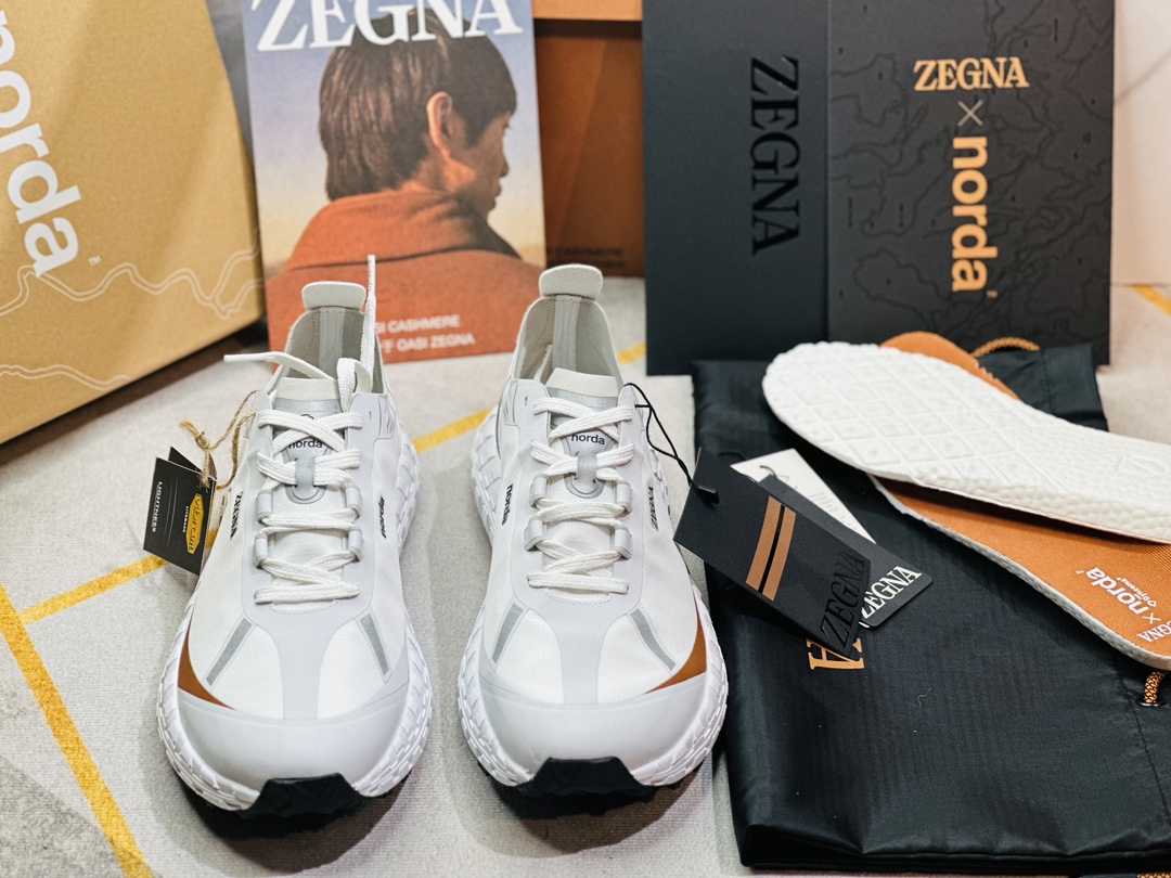 NO:272037,Zzegna co-branded Xnorda sports running shoes. This sports running shoes have super breathable feet, the shoes are light and easy to wear, the insole is soft and comfortable, and the outsole is designed as a Vlbram/microwave wheel.  Brand LOGO negative film, car midsole cover method.  Moving insoles, shock-proof and anti-slip. The production process and high technology are perfectly integrated, comfortable and excellent in performance. The latest packaging is equipped with shoe storage bag synchronization counter microwave wheel tag 39/40/41/42/43/44,,zegna19860909Zzegna 杰尼亚 联名款Xnorda 运动跑鞋 这款运动跑鞋上脚透气性超好,鞋子轻便好穿,鞋垫真爆米花软弹舒适,大底设计为Vlbram/微波轮．品牌LOGO底片,车中底套楦做法．活动鞋垫、防震防滑. 制作工艺与高科技完美融合、舒适不凡,性能优异.最新包装,随附鞋履收纳袋同步专柜微波轮吊牌39/40/41/42/43/44,,zegna,Men's shoes