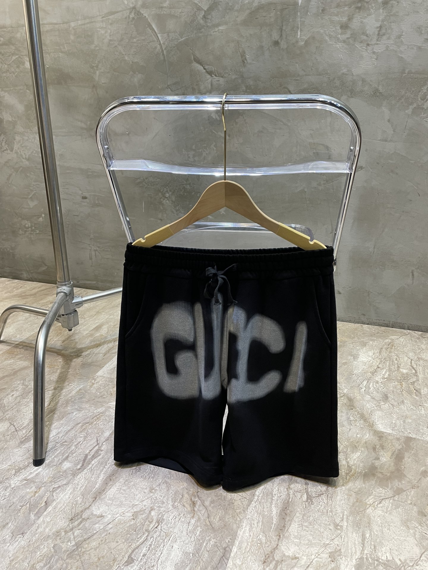 供💰115
巴黎世家Balenciaga ✖️Gucci 2023ss印花数码直喷短裤
定织定染380g面料短裤经典百搭的神款来啦 拥有这条裤 无论搭什么衣服都超级完美 

全套辅料齐全 内里全部包边设计

color：棕色 黑色 灰色

Size: Xs-L
（最大码数穿230斤）

裤长/cm	腰围/cm	臀围/cm	脚口/cm
XS	52.5	74	118	 28.8	
S    53.5	        78	122	 29.7	
M	54.5	82	126	 30.6	
L	55.5	86	130	  31.5