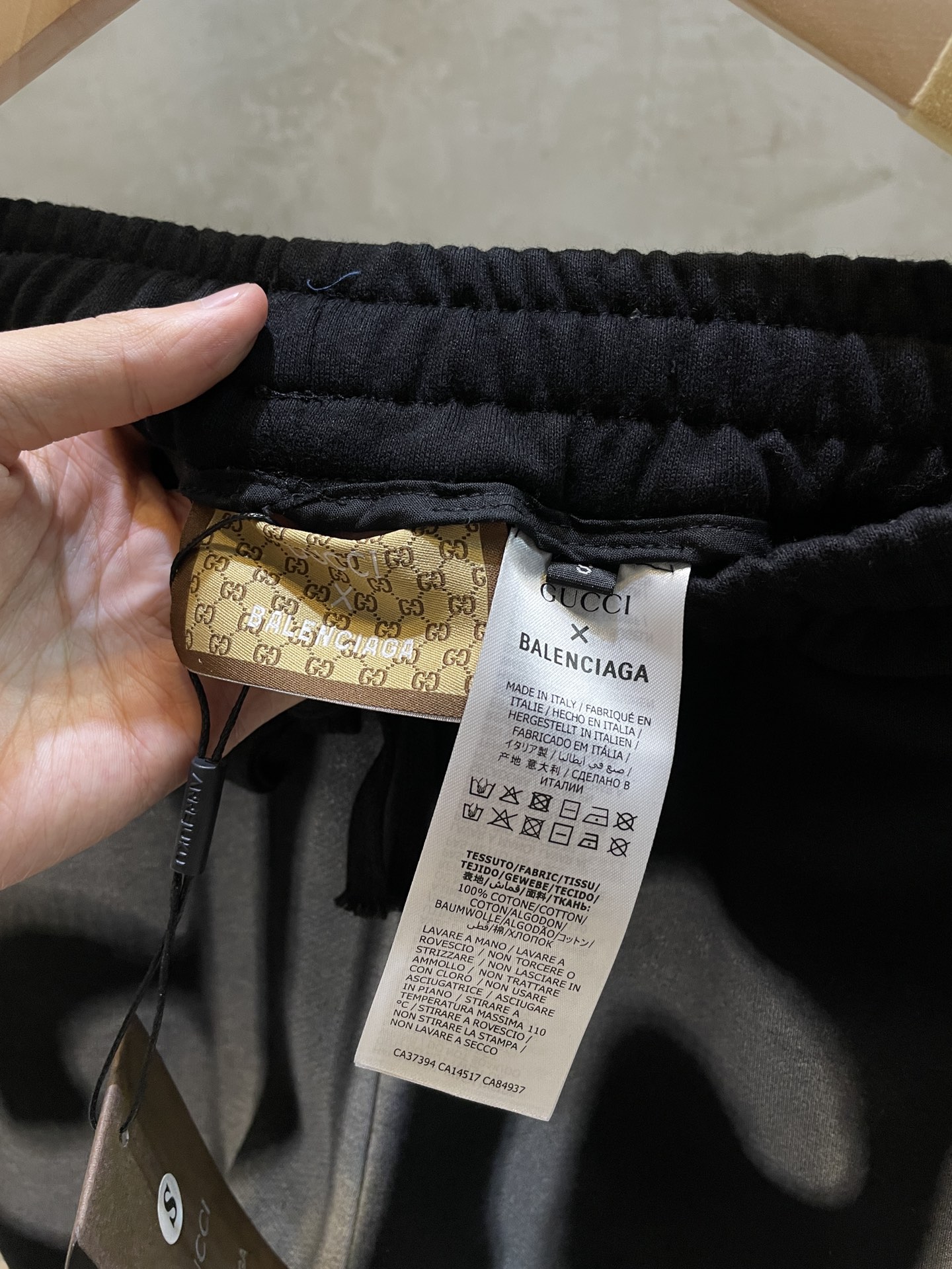 供💰115
巴黎世家Balenciaga ✖️Gucci 2023ss印花数码直喷短裤
定织定染380g面料短裤经典百搭的神款来啦 拥有这条裤 无论搭什么衣服都超级完美 

全套辅料齐全 内里全部包边设计

color：棕色 黑色 灰色

Size: Xs-L
（最大码数穿230斤）

裤长/cm	腰围/cm	臀围/cm	脚口/cm
XS	52.5	74	118	 28.8	
S    53.5	        78	122	 29.7	
M	54.5	82	126	 30.6	
L	55.5	86	130	  31.5