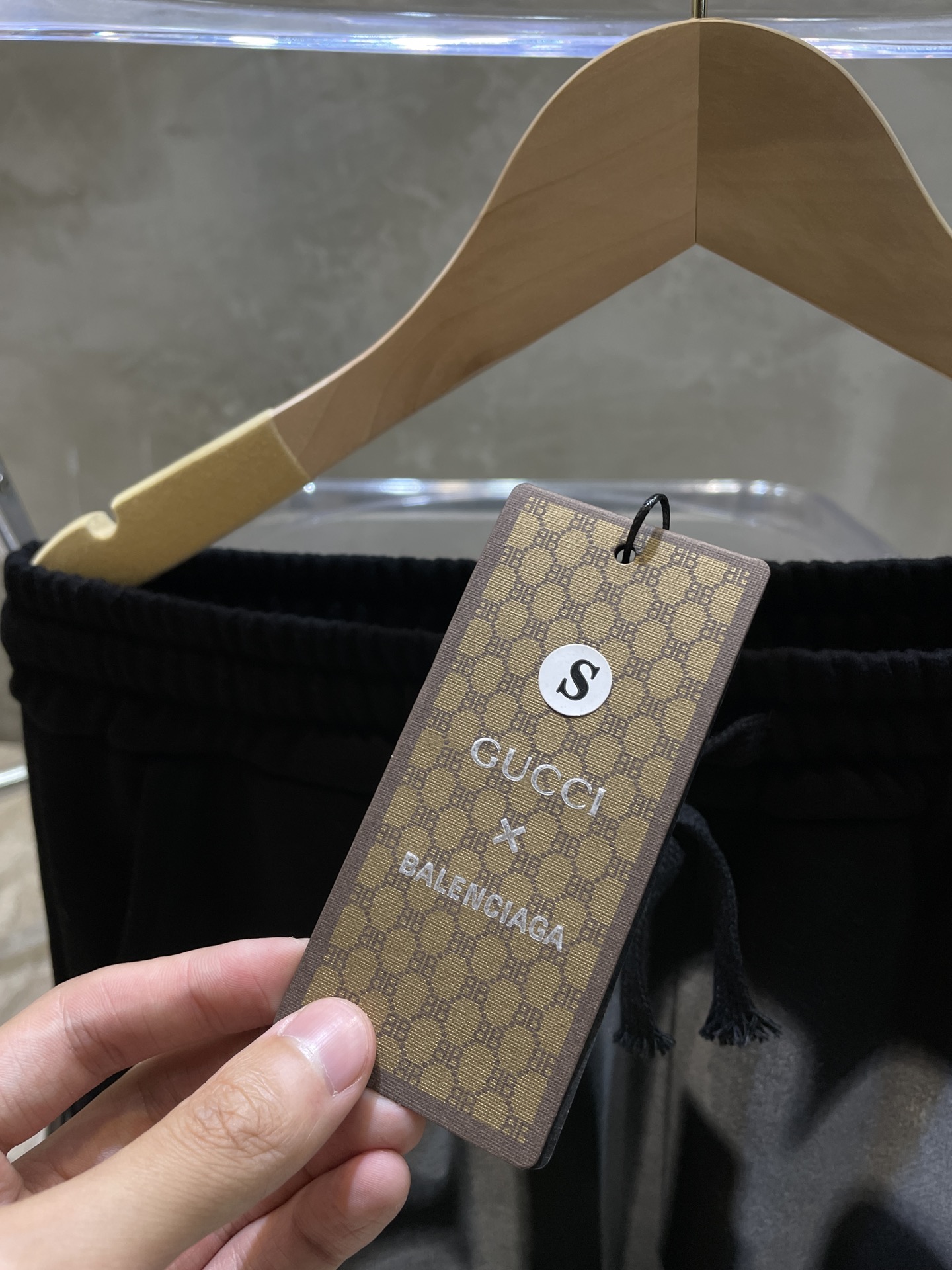 供💰115
巴黎世家Balenciaga ✖️Gucci 2023ss印花数码直喷短裤
定织定染380g面料短裤经典百搭的神款来啦 拥有这条裤 无论搭什么衣服都超级完美 

全套辅料齐全 内里全部包边设计

color：棕色 黑色 灰色

Size: Xs-L
（最大码数穿230斤）

裤长/cm	腰围/cm	臀围/cm	脚口/cm
XS	52.5	74	118	 28.8	
S    53.5	        78	122	 29.7	
M	54.5	82	126	 30.6	
L	55.5	86	130	  31.5