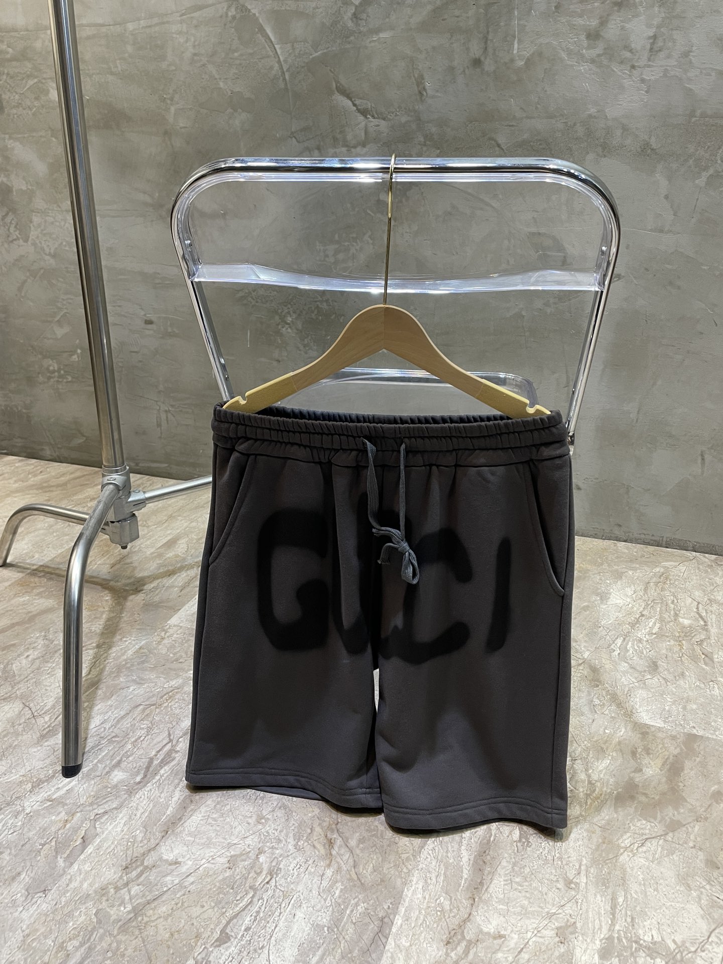 供💰115
巴黎世家Balenciaga ✖️Gucci 2023ss印花数码直喷短裤
定织定染380g面料短裤经典百搭的神款来啦 拥有这条裤 无论搭什么衣服都超级完美 

全套辅料齐全 内里全部包边设计

color：棕色 黑色 灰色

Size: Xs-L
（最大码数穿230斤）

裤长/cm	腰围/cm	臀围/cm	脚口/cm
XS	52.5	74	118	 28.8	
S    53.5	        78	122	 29.7	
M	54.5	82	126	 30.6	
L	55.5	86	130	  31.5