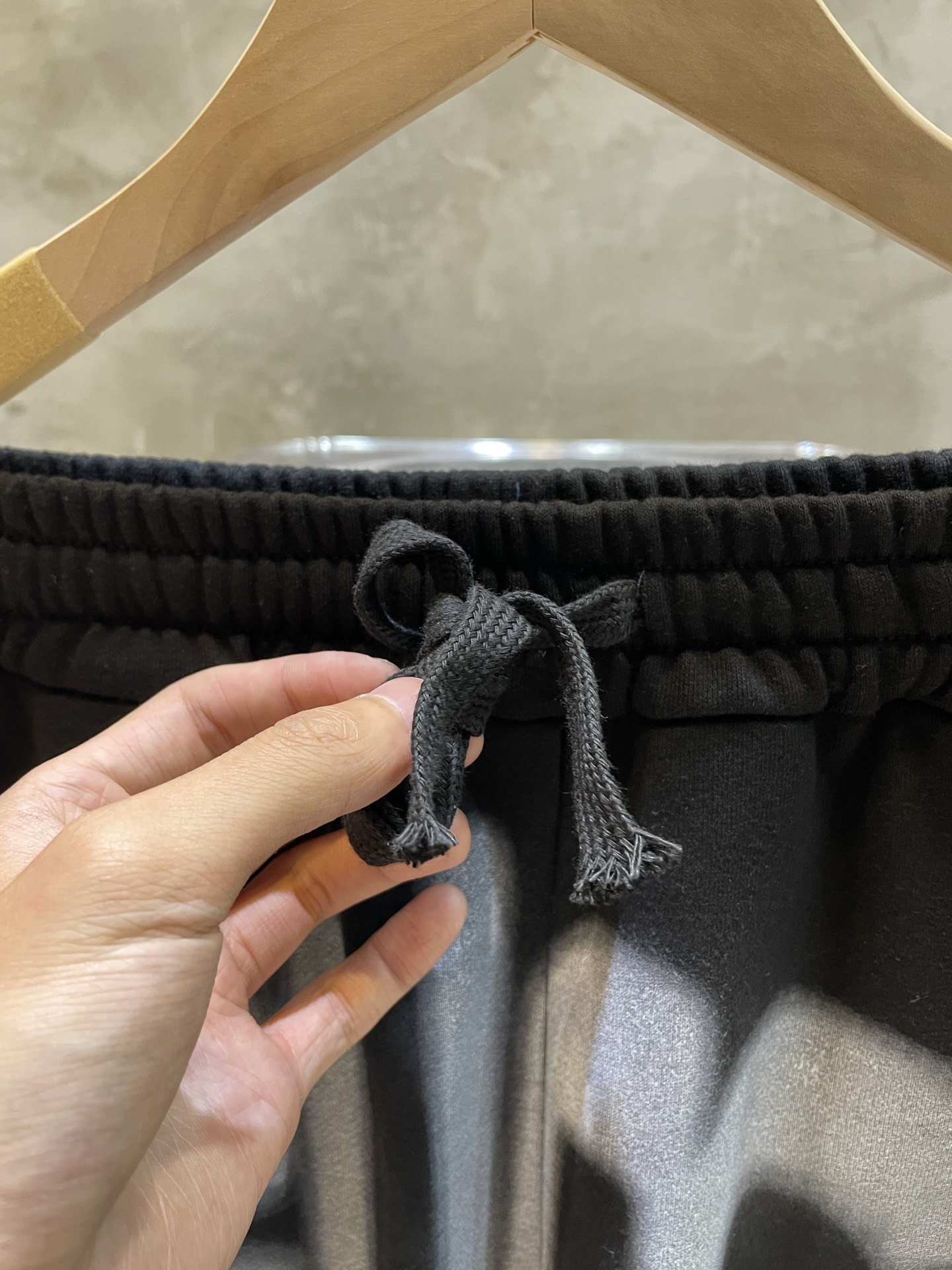 供💰115
巴黎世家Balenciaga ✖️Gucci 2023ss印花数码直喷短裤
定织定染380g面料短裤经典百搭的神款来啦 拥有这条裤 无论搭什么衣服都超级完美 

全套辅料齐全 内里全部包边设计

color：棕色 黑色 灰色

Size: Xs-L
（最大码数穿230斤）

裤长/cm	腰围/cm	臀围/cm	脚口/cm
XS	52.5	74	118	 28.8	
S    53.5	        78	122	 29.7	
M	54.5	82	126	 30.6	
L	55.5	86	130	  31.5