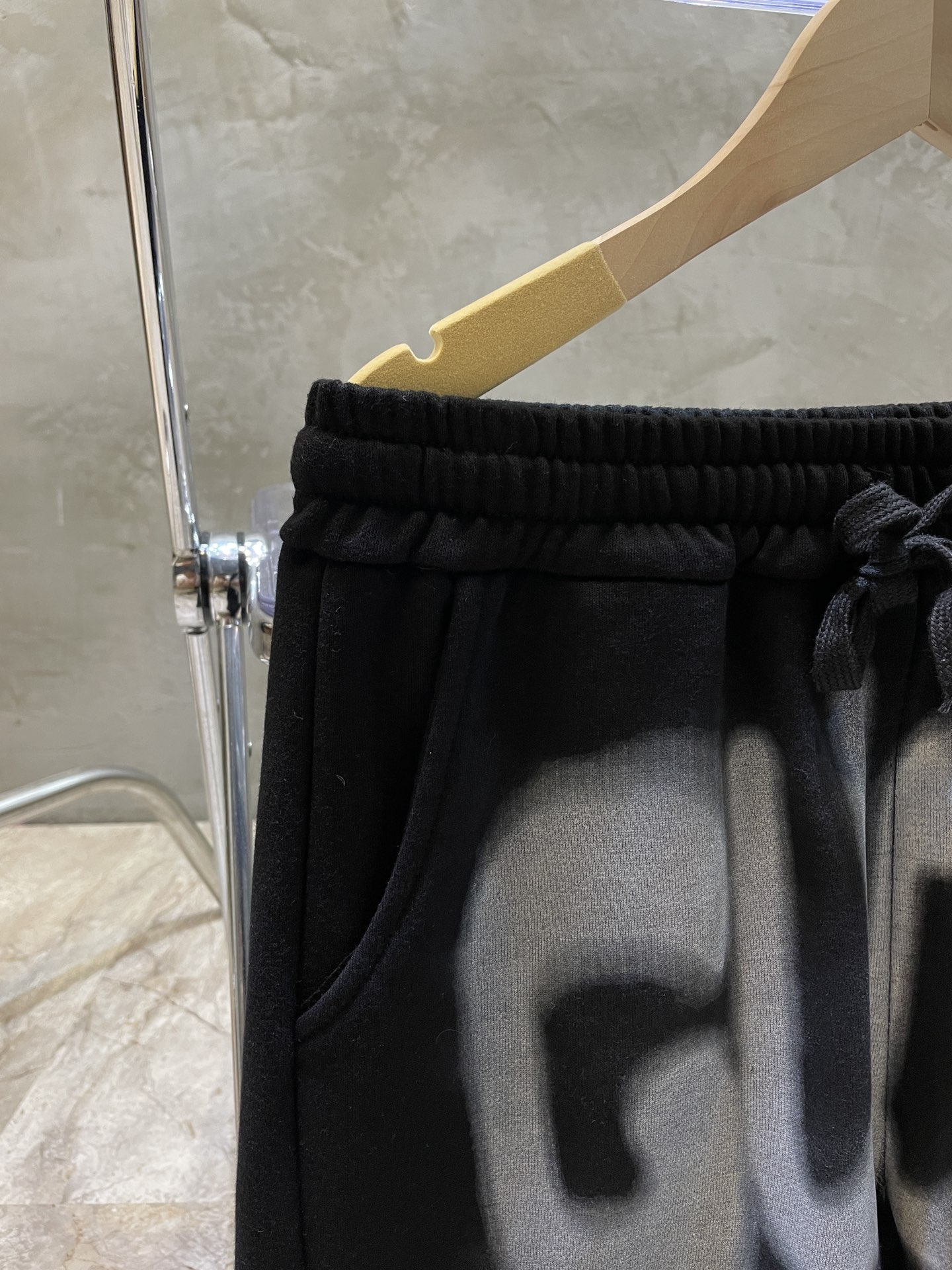 供💰115
巴黎世家Balenciaga ✖️Gucci 2023ss印花数码直喷短裤
定织定染380g面料短裤经典百搭的神款来啦 拥有这条裤 无论搭什么衣服都超级完美 

全套辅料齐全 内里全部包边设计

color：棕色 黑色 灰色

Size: Xs-L
（最大码数穿230斤）

裤长/cm	腰围/cm	臀围/cm	脚口/cm
XS	52.5	74	118	 28.8	
S    53.5	        78	122	 29.7	
M	54.5	82	126	 30.6	
L	55.5	86	130	  31.5