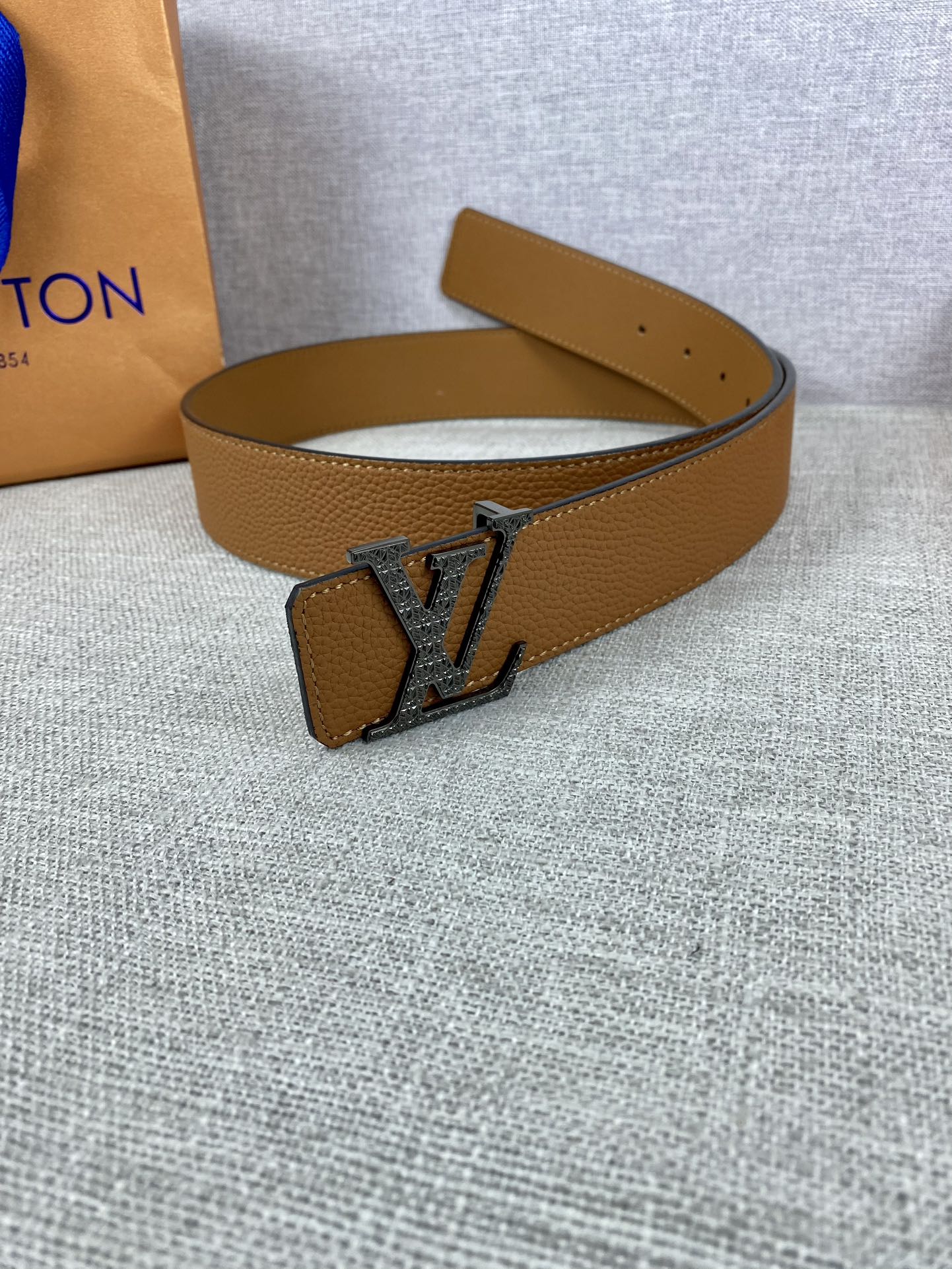 LV40毫米双面腰带乃魅力天成的典范
