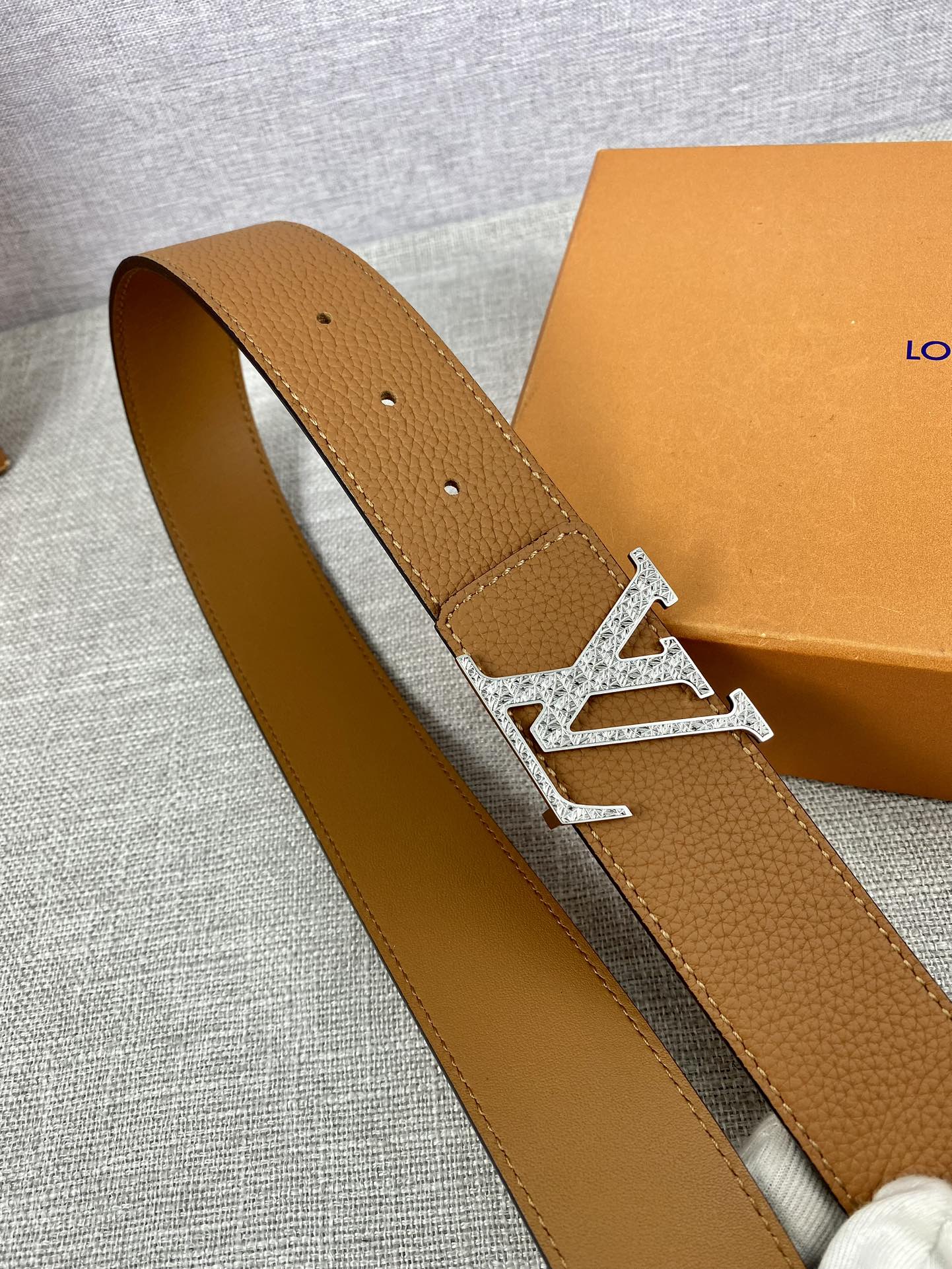 LV40毫米双面腰带乃魅力天成的典范