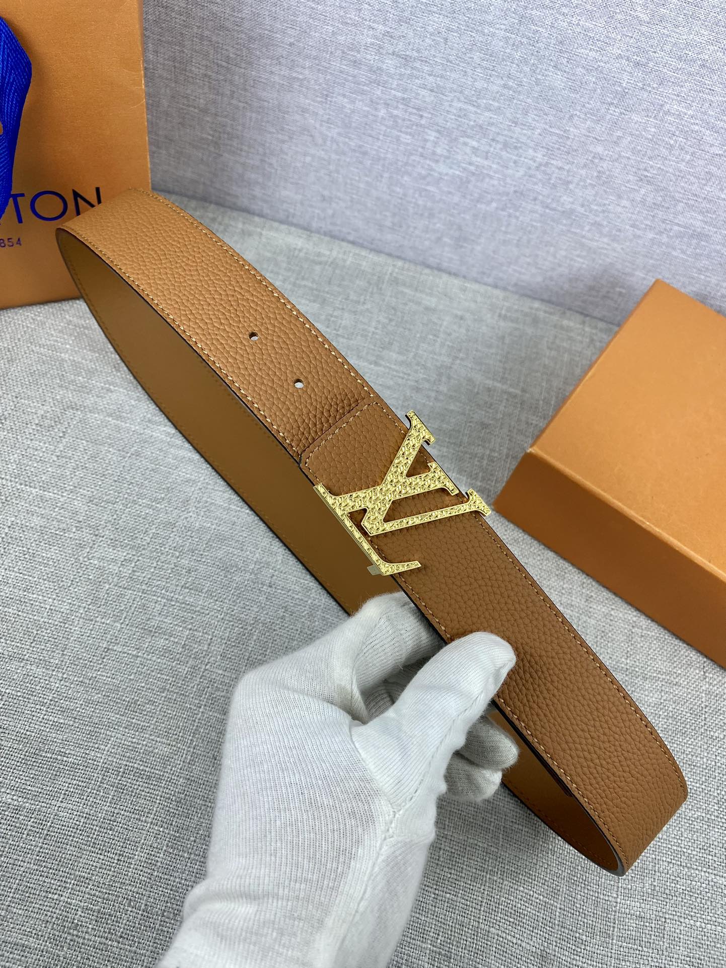 LV40毫米双面腰带乃魅力天成的典范
