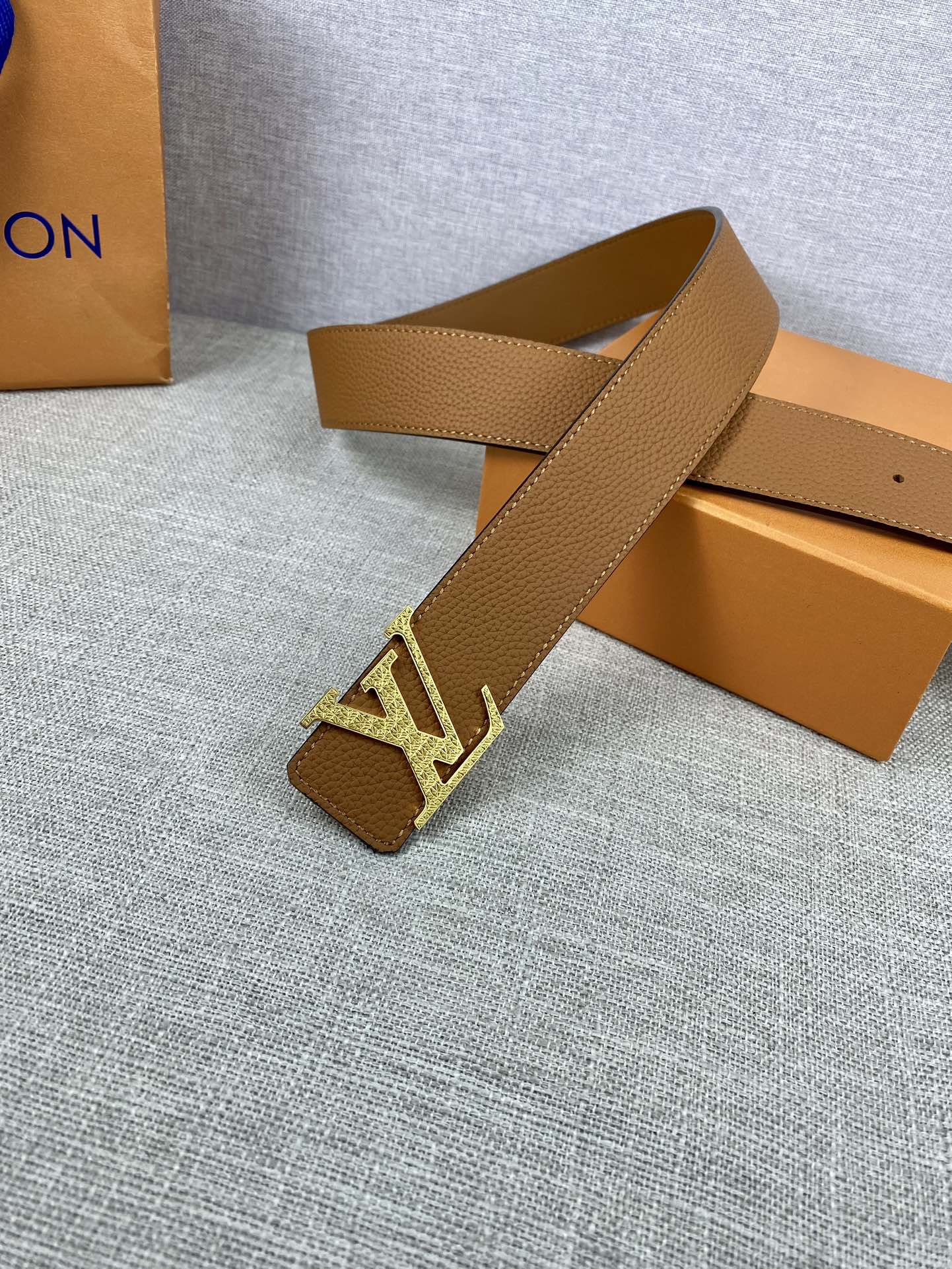 LV40毫米双面腰带乃魅力天成的典范