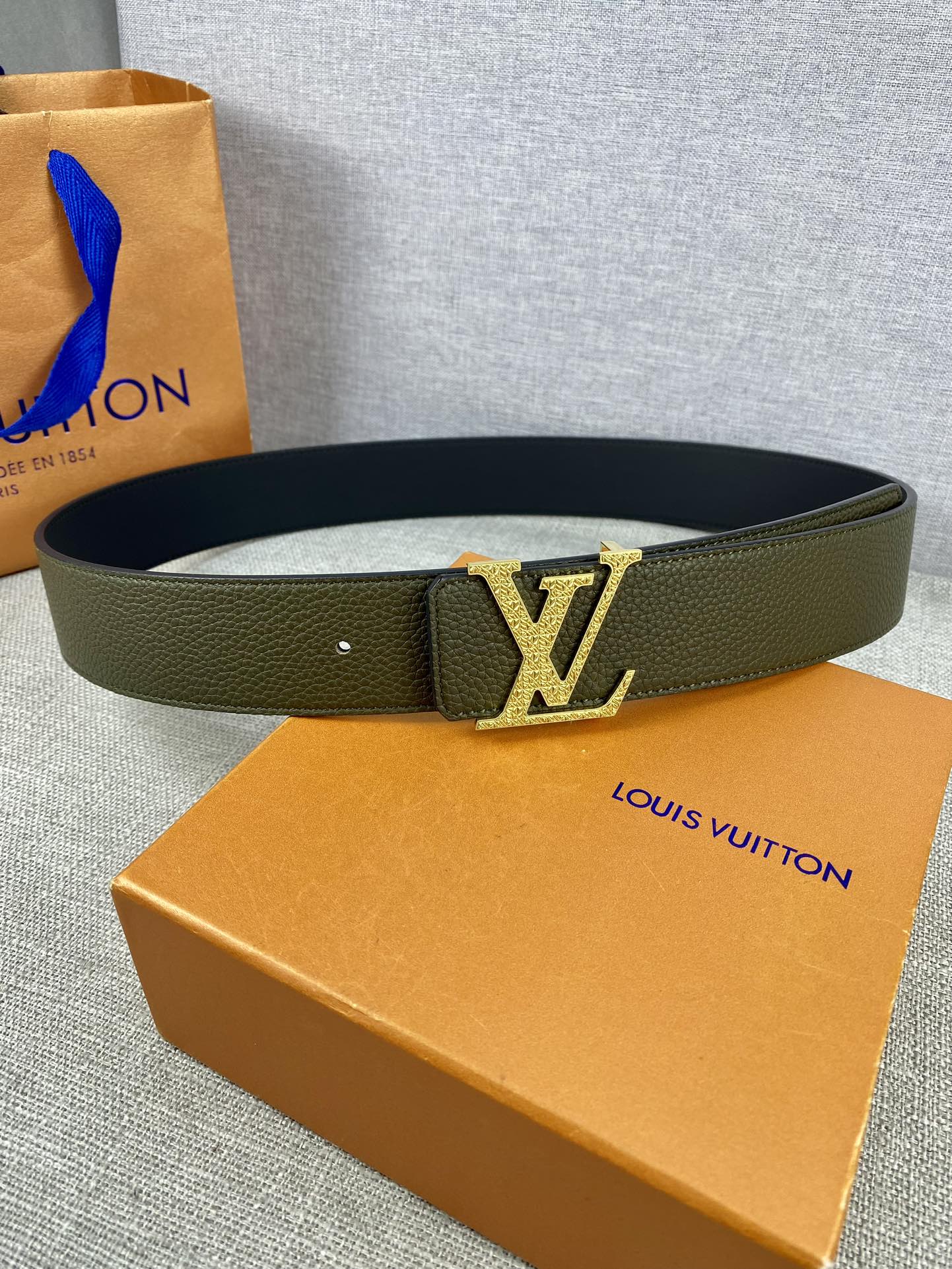 LV40毫米双面腰带乃魅力天成的典范