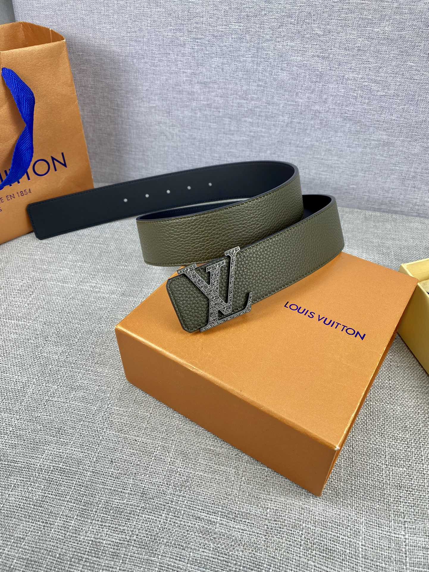 LV40毫米双面腰带乃魅力天成的典范