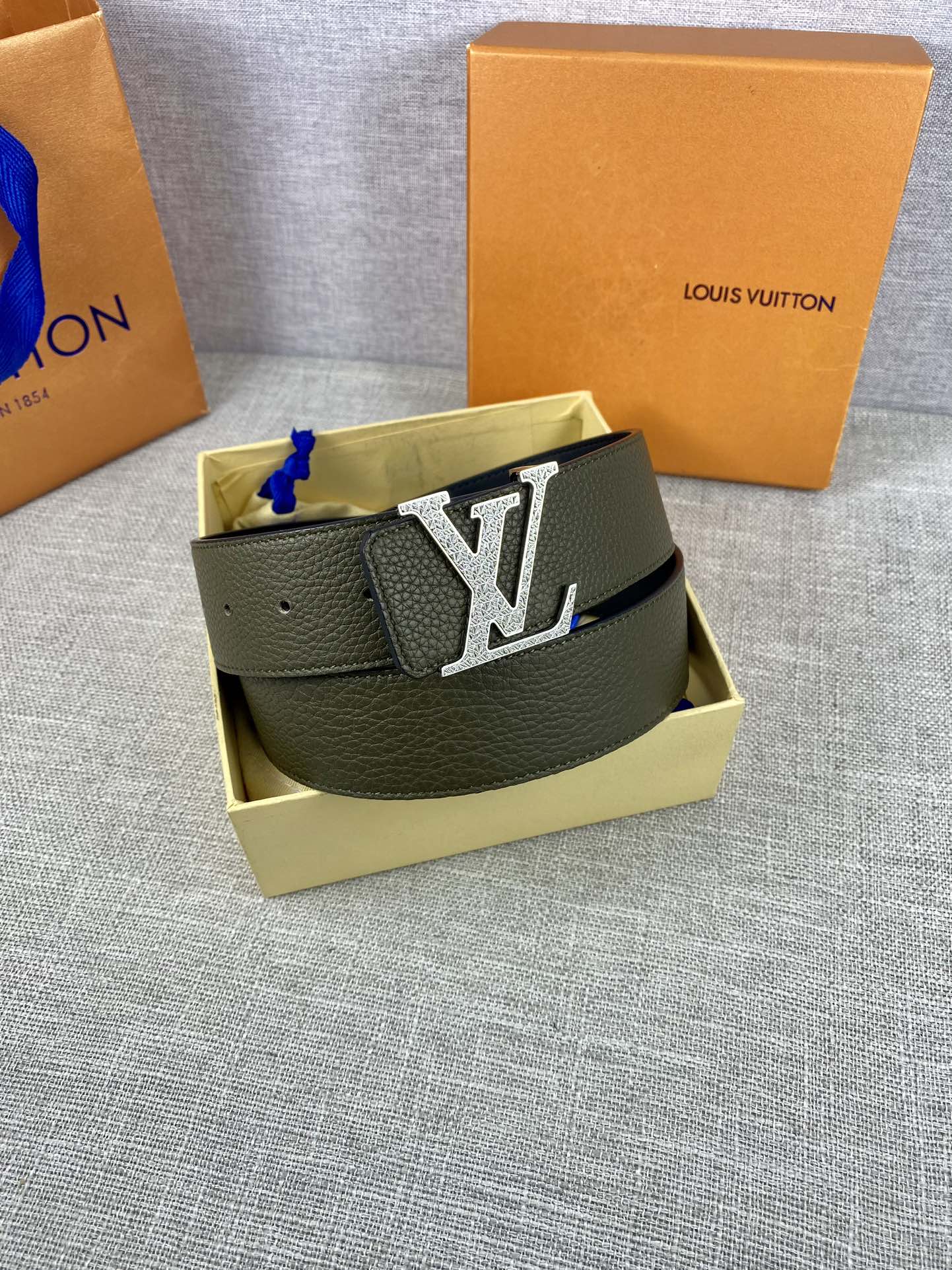 LV40毫米双面腰带乃魅力天成的典范