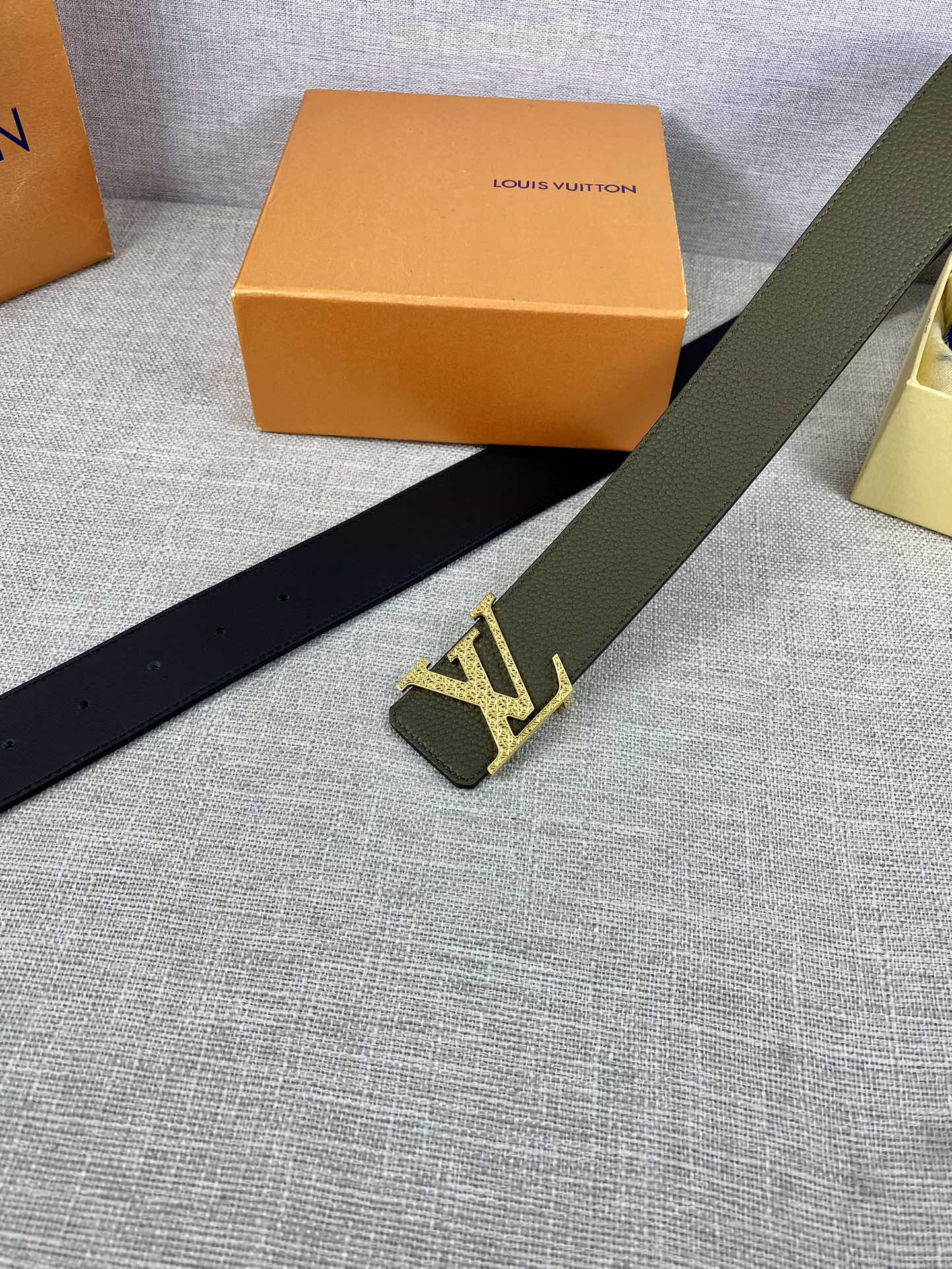 LV40毫米双面腰带乃魅力天成的典范