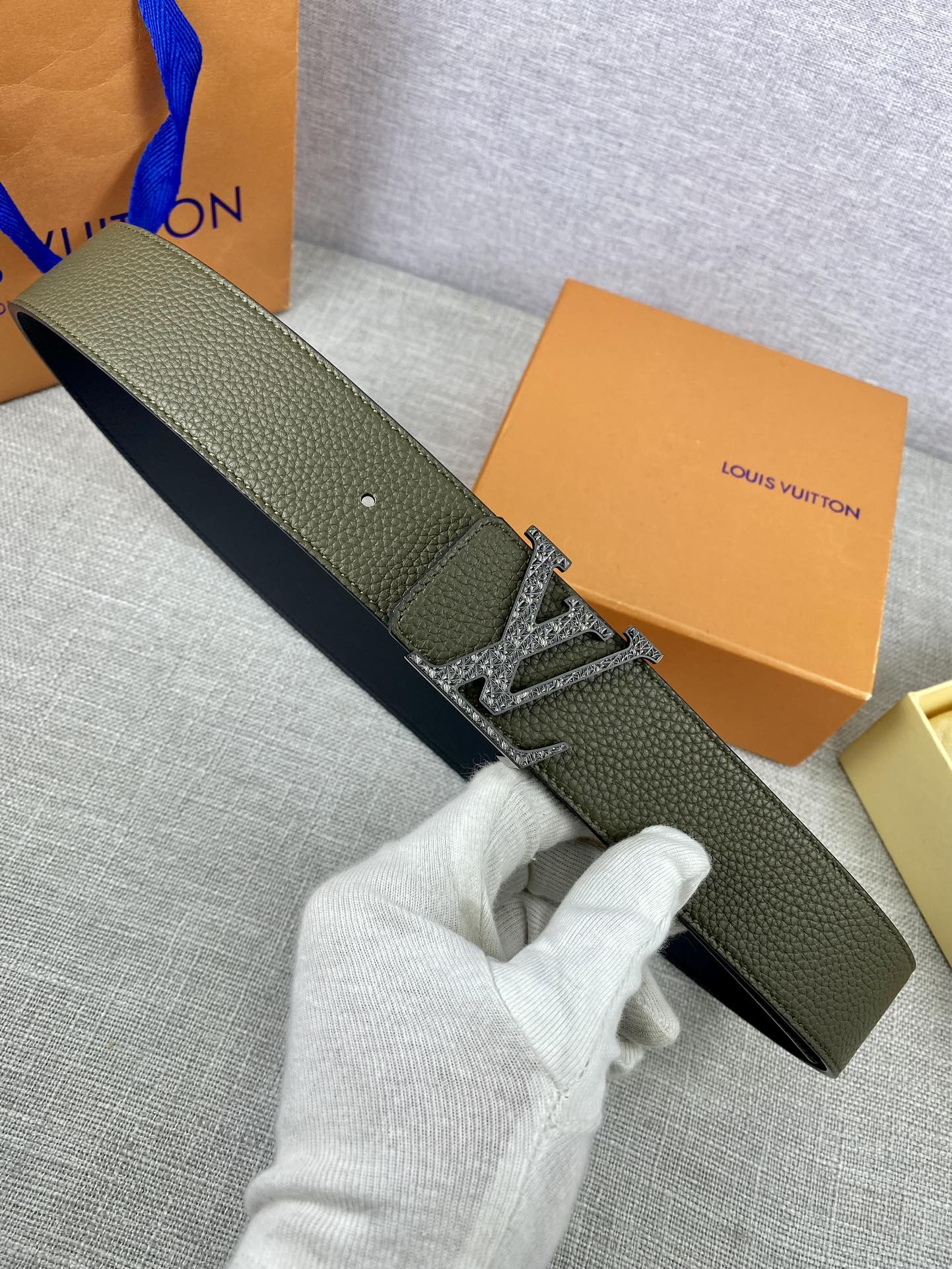LV40毫米双面腰带乃魅力天成的典范