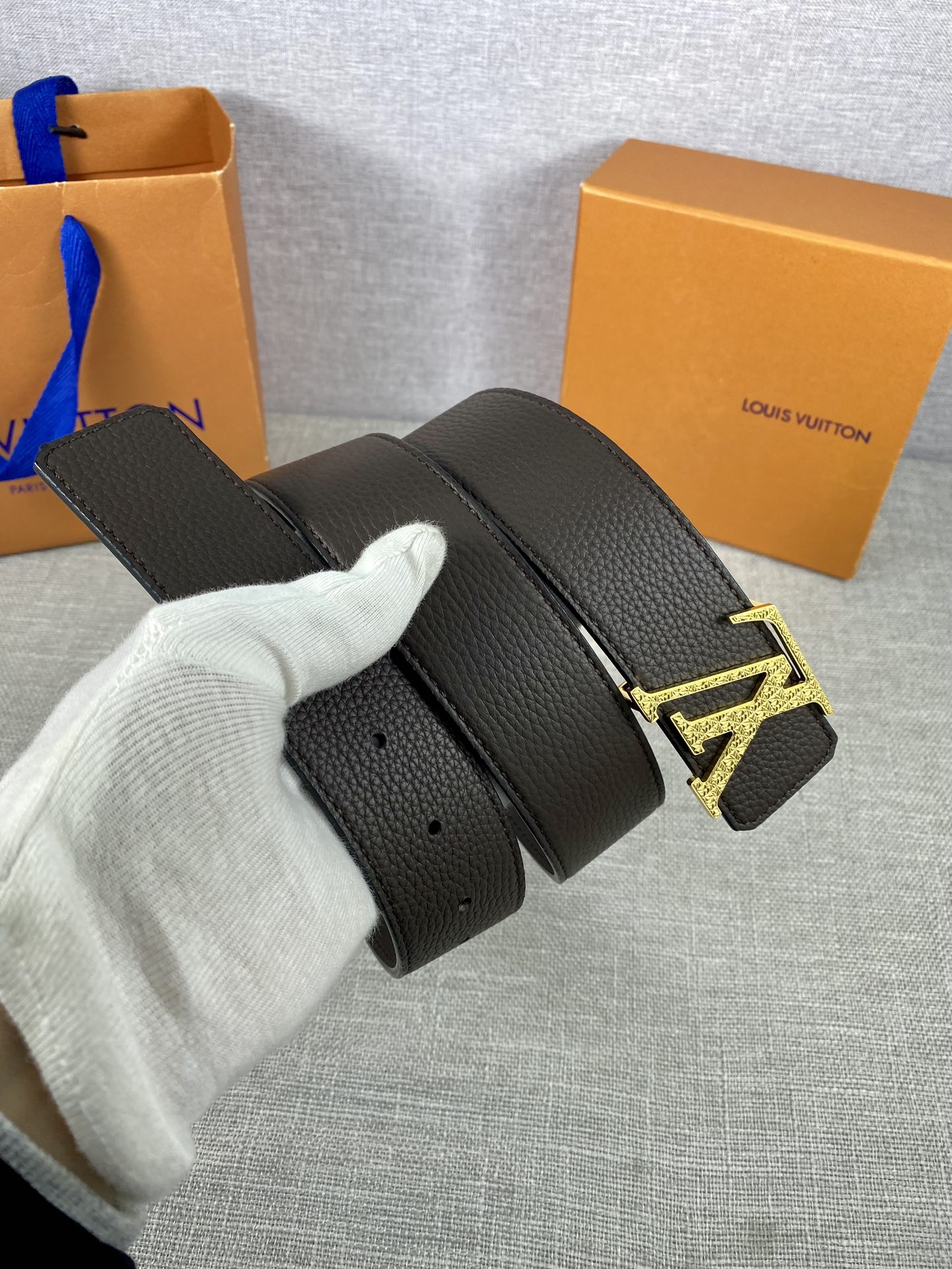LV40毫米双面腰带乃魅力天成的典范