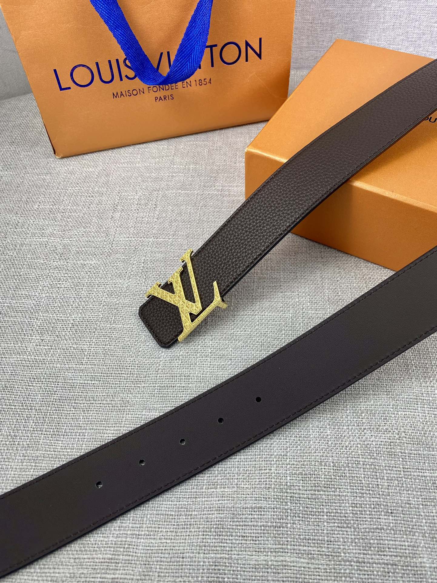 LV40毫米双面腰带乃魅力天成的典范