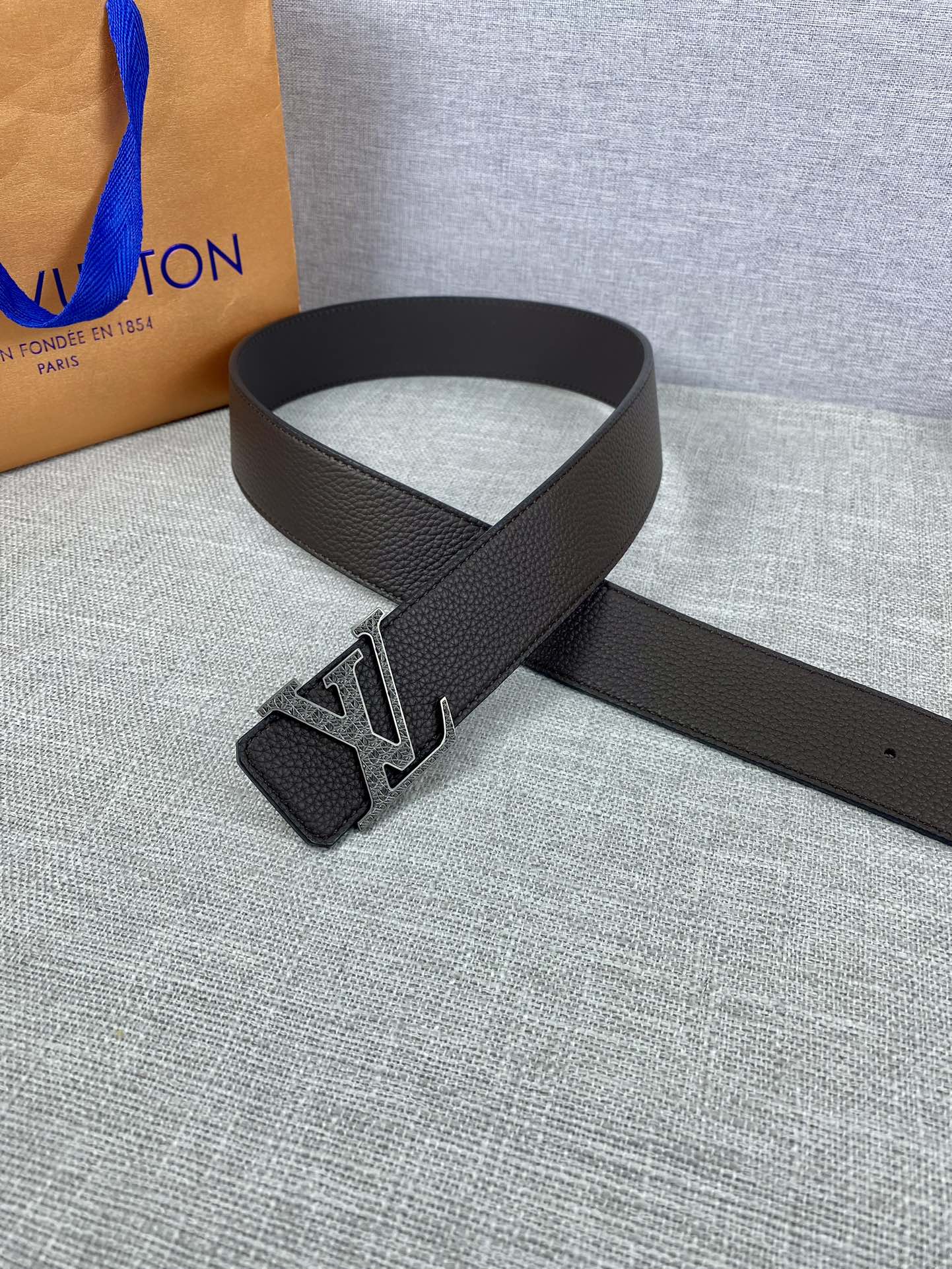 LV40毫米双面腰带乃魅力天成的典范