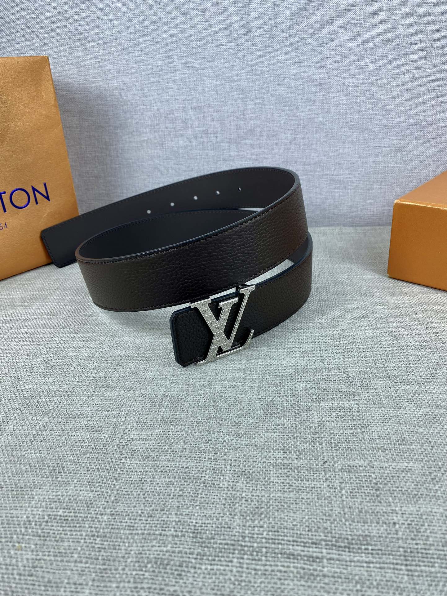 LV40毫米双面腰带乃魅力天成的典范