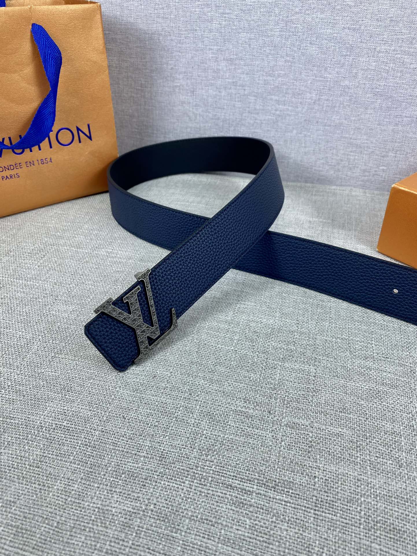 LV40毫米双面腰带乃魅力天成的典范