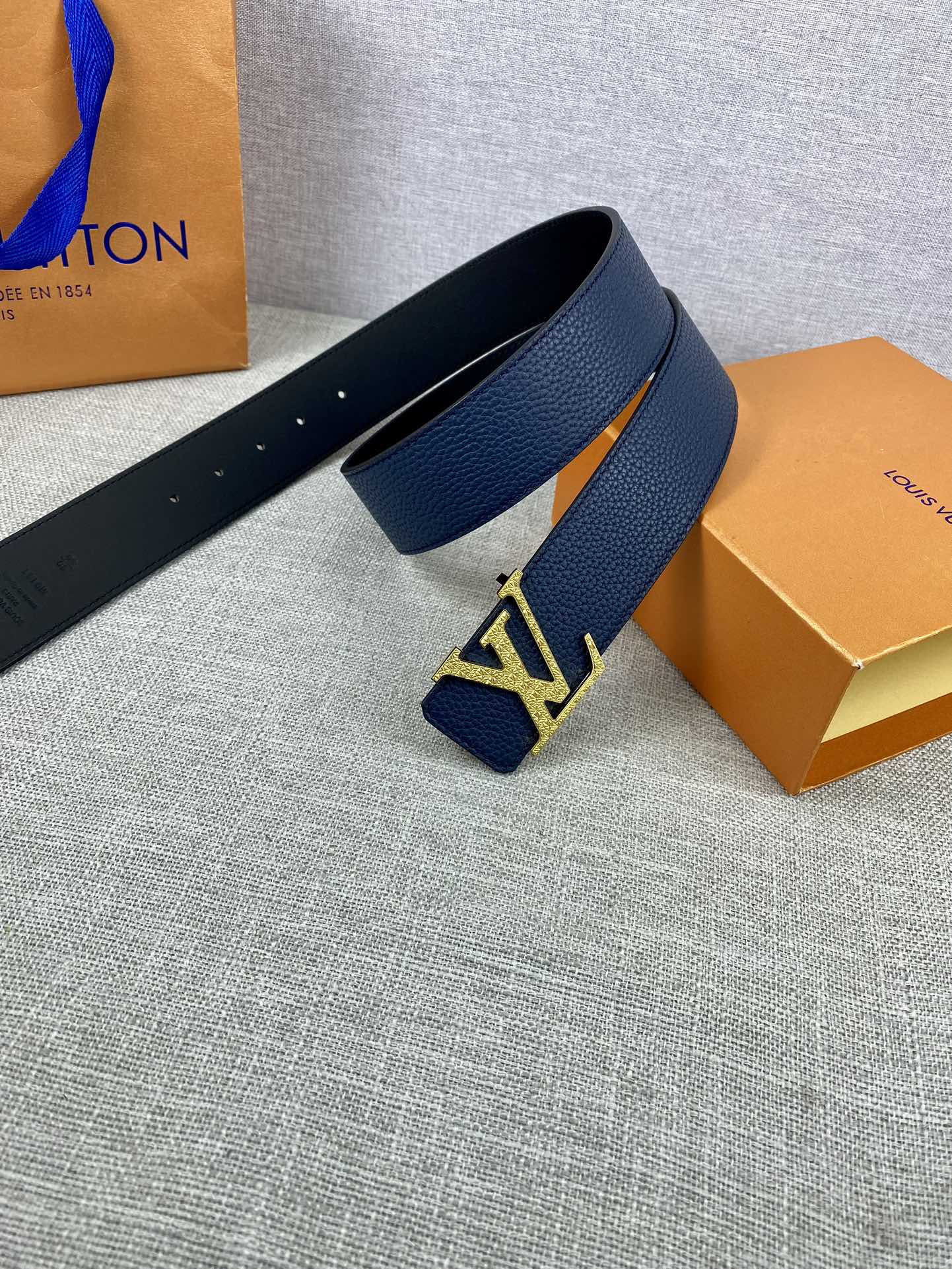 LV40毫米双面腰带乃魅力天成的典范