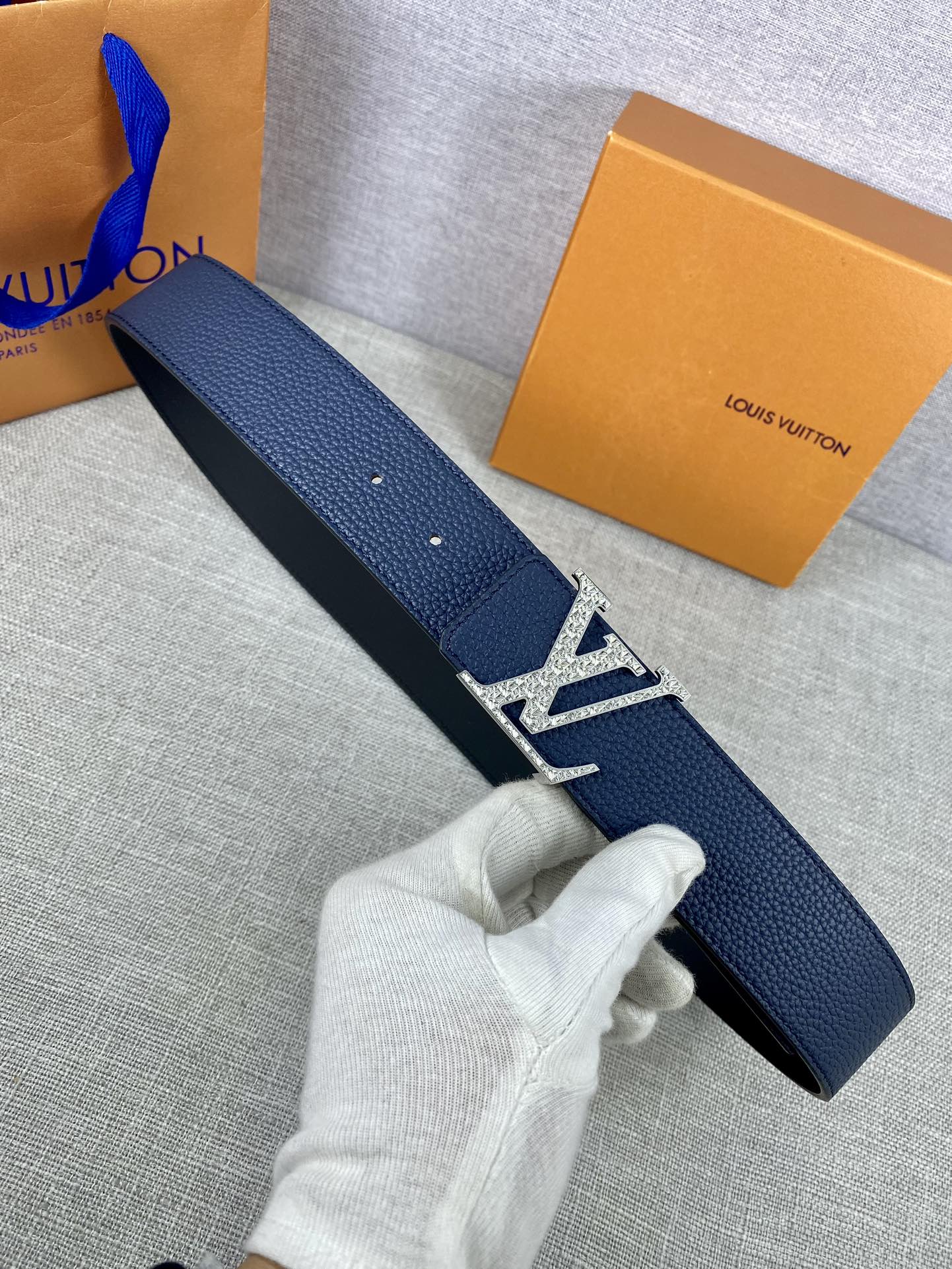 LV40毫米双面腰带乃魅力天成的典范