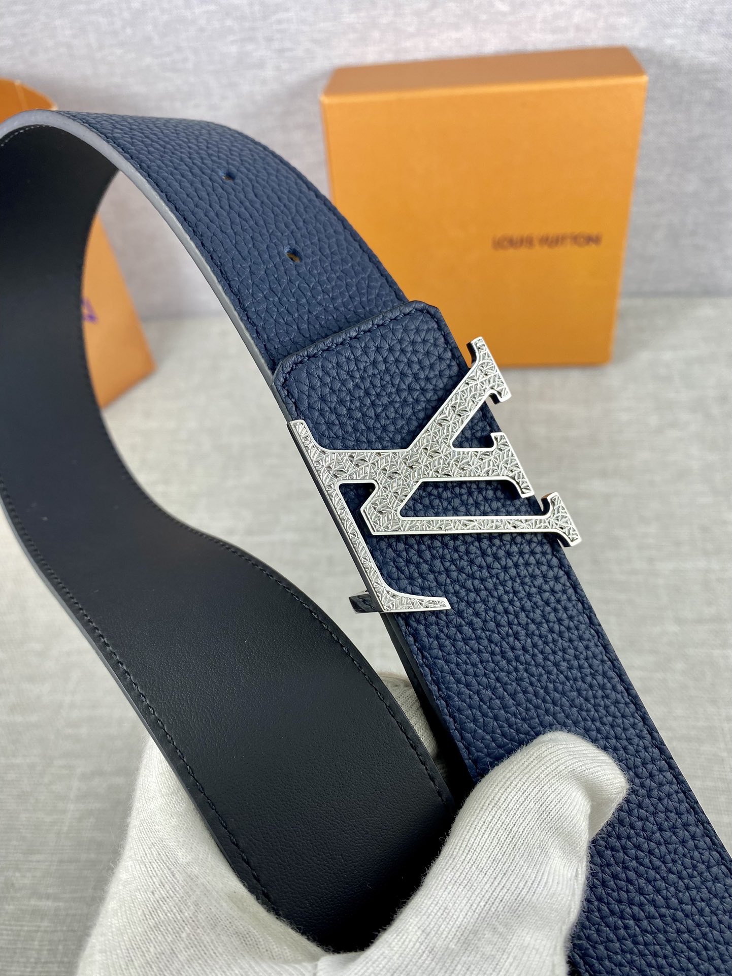 LV40毫米双面腰带乃魅力天成的典范