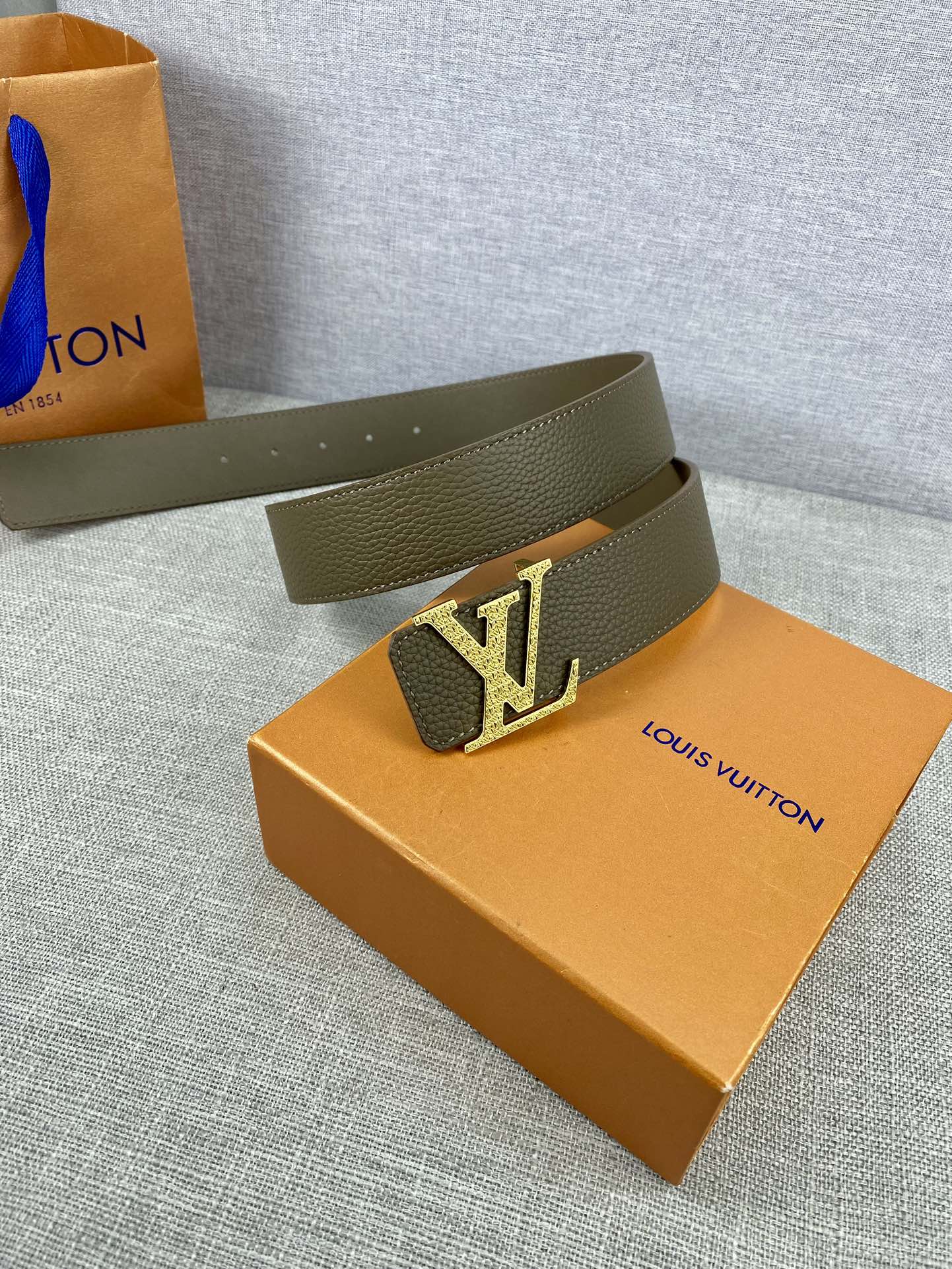 LV40毫米双面腰带乃魅力天成的典范