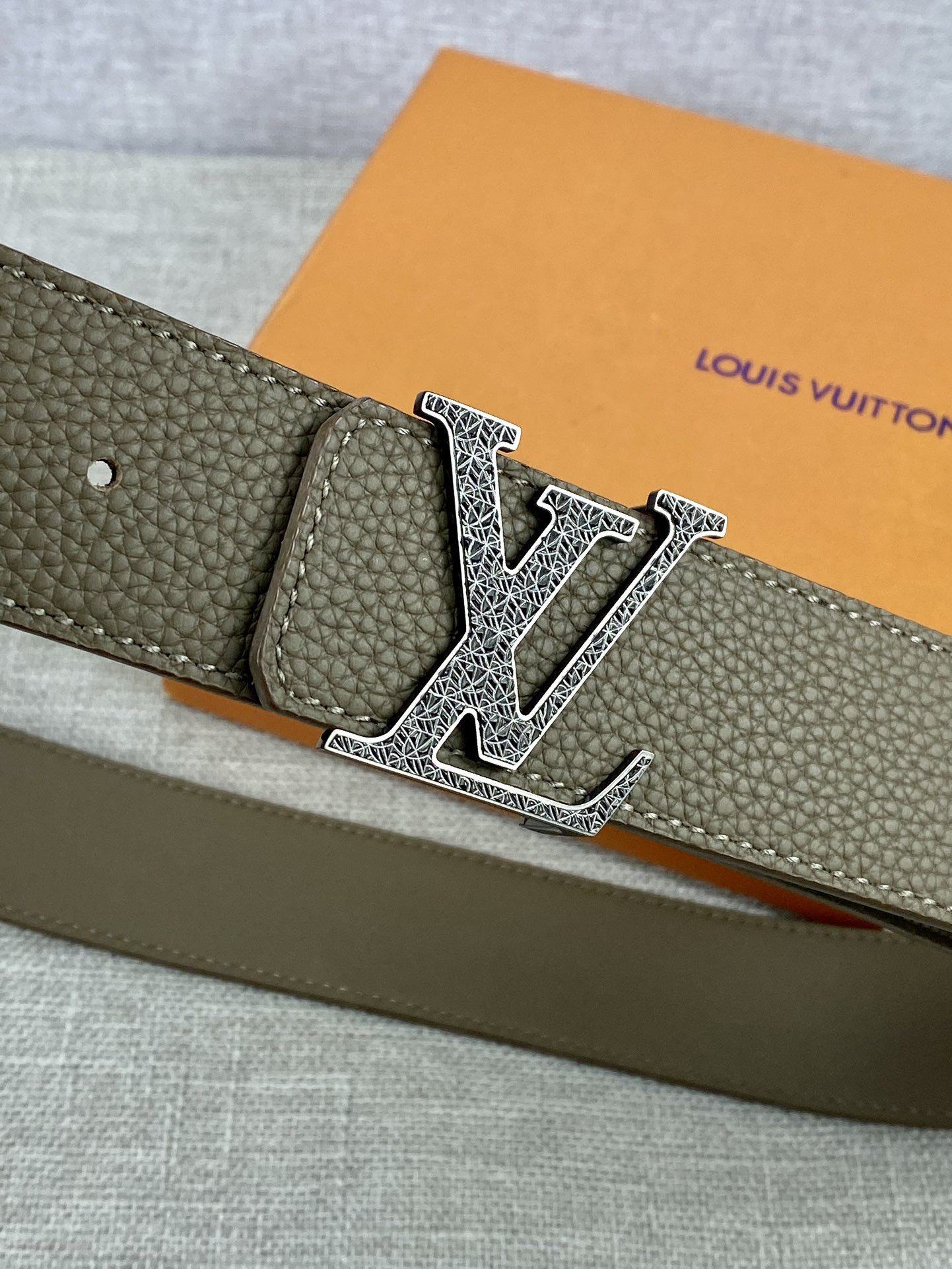 LV40毫米双面腰带乃魅力天成的典范
