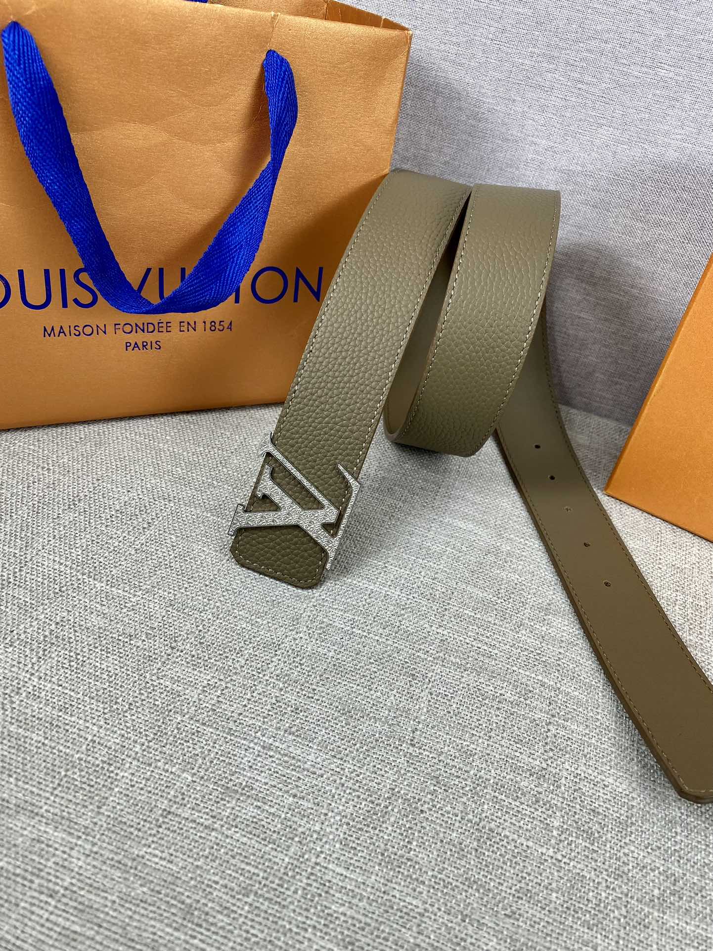 LV40毫米双面腰带乃魅力天成的典范