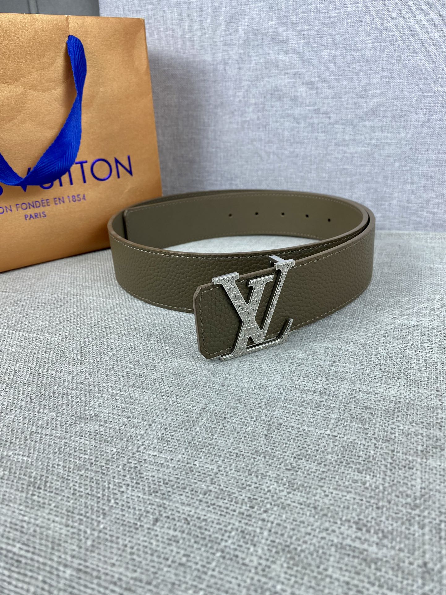 LV40毫米双面腰带乃魅力天成的典范