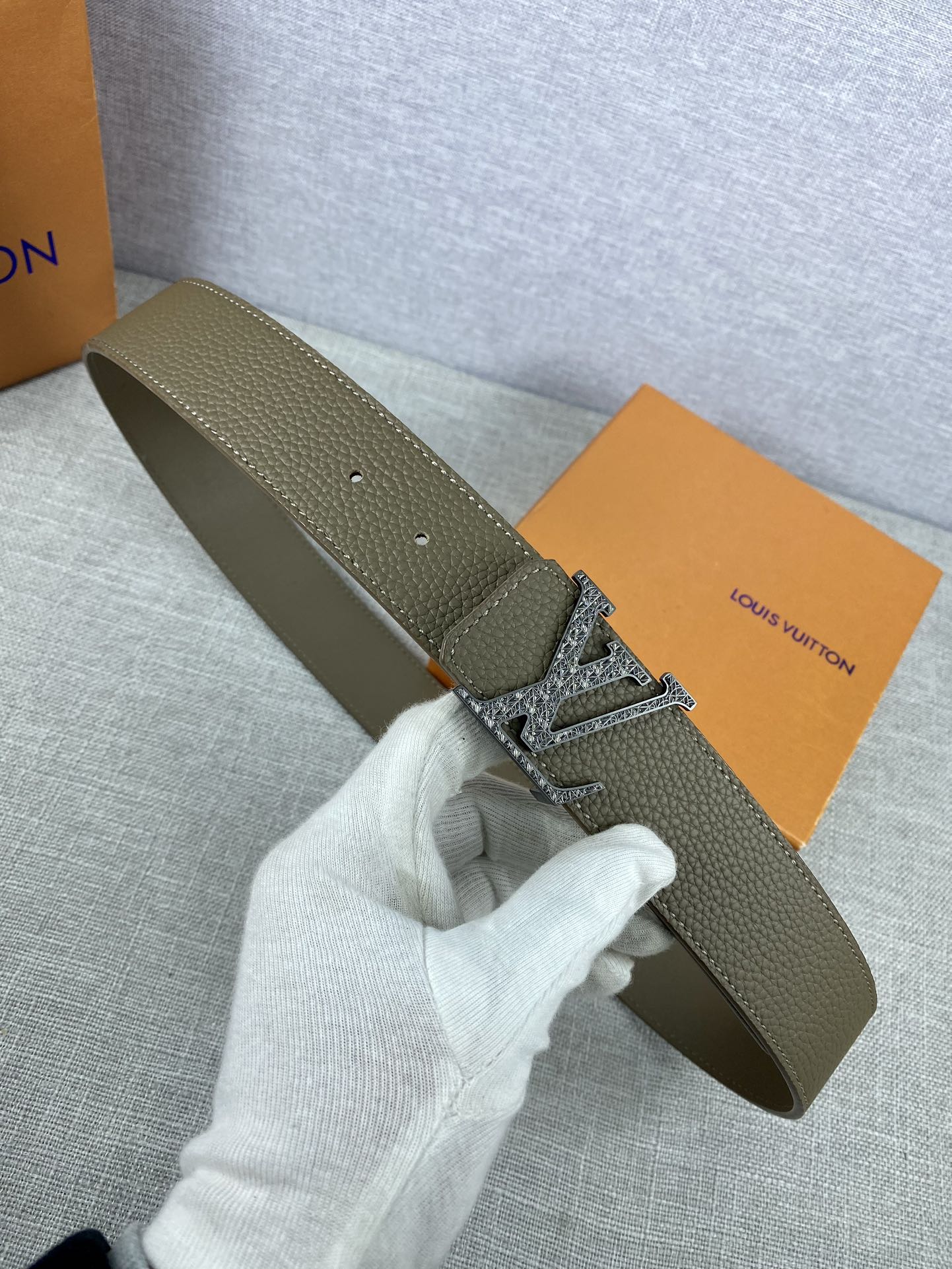 LV40毫米双面腰带乃魅力天成的典范