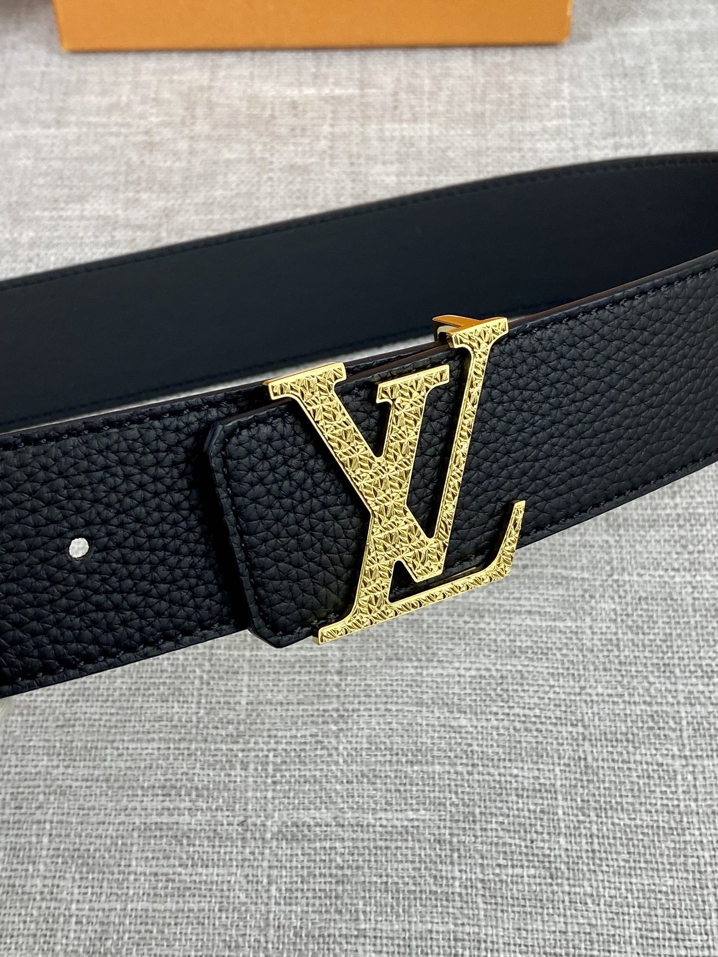 LV40毫米双面腰带乃魅力天成的典范