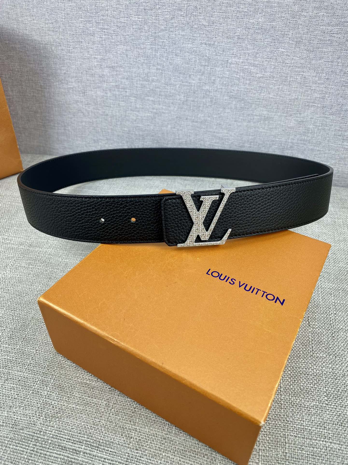 LV40毫米双面腰带乃魅力天成的典范