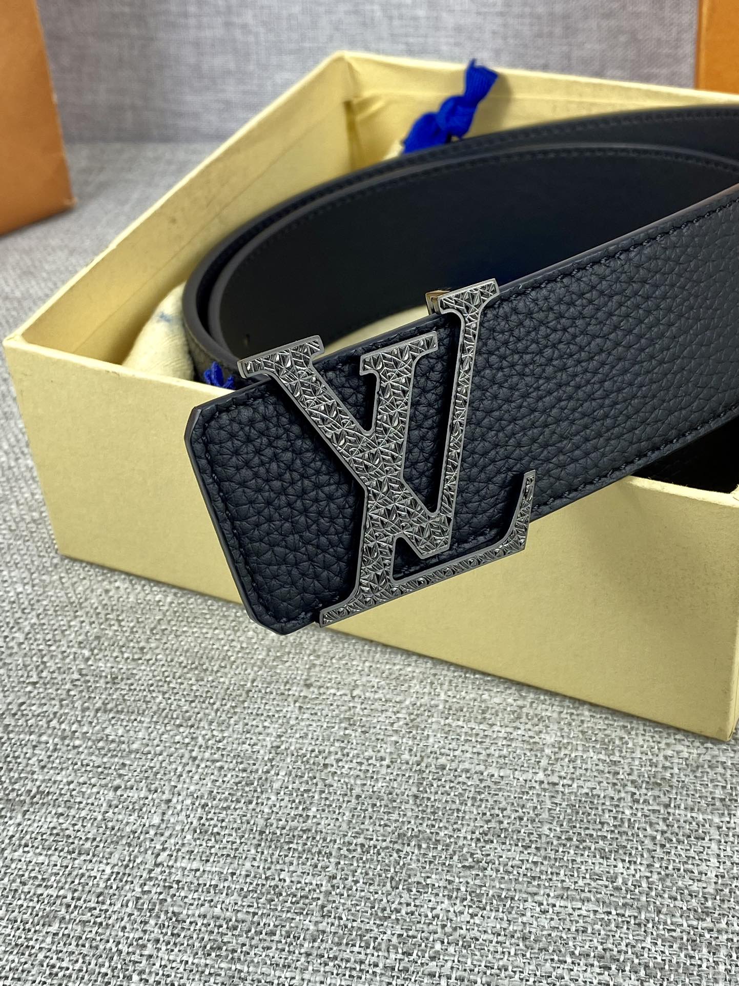 LV40毫米双面腰带乃魅力天成的典范