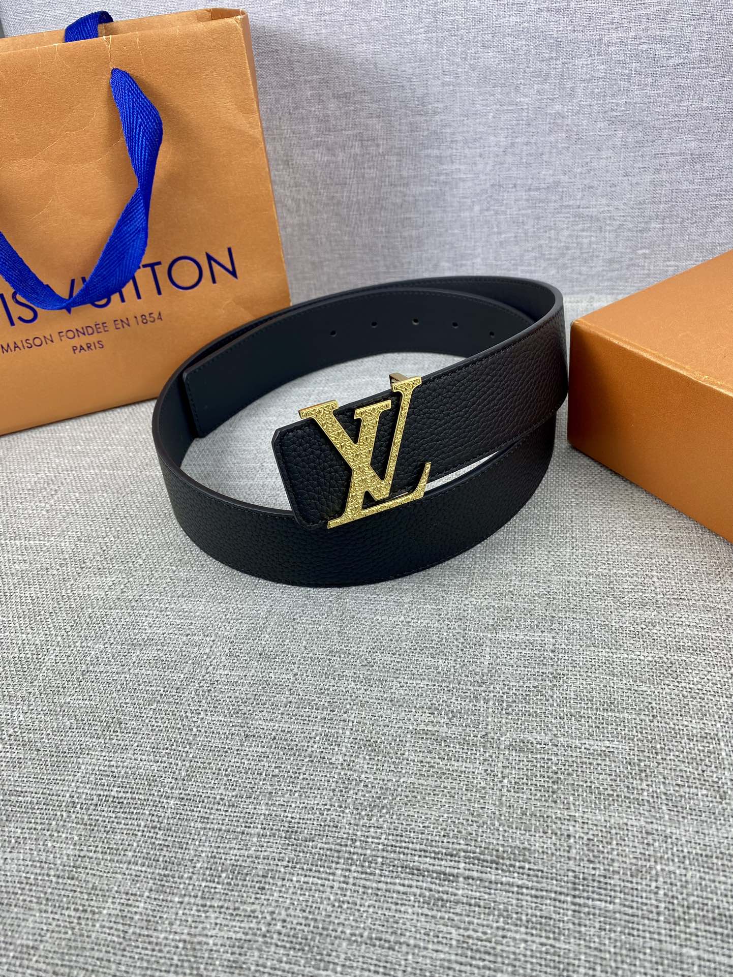 LV40毫米双面腰带乃魅力天成的典范