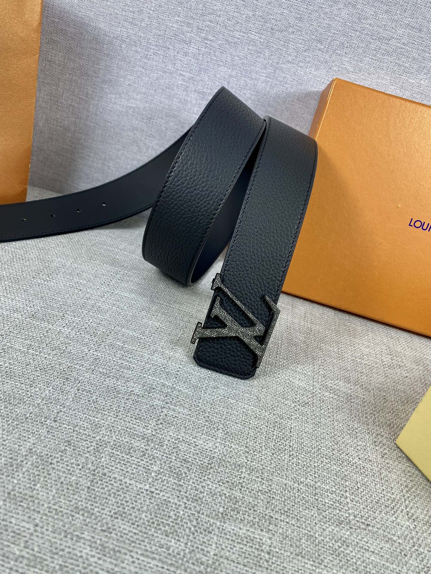 LV40毫米双面腰带乃魅力天成的典范