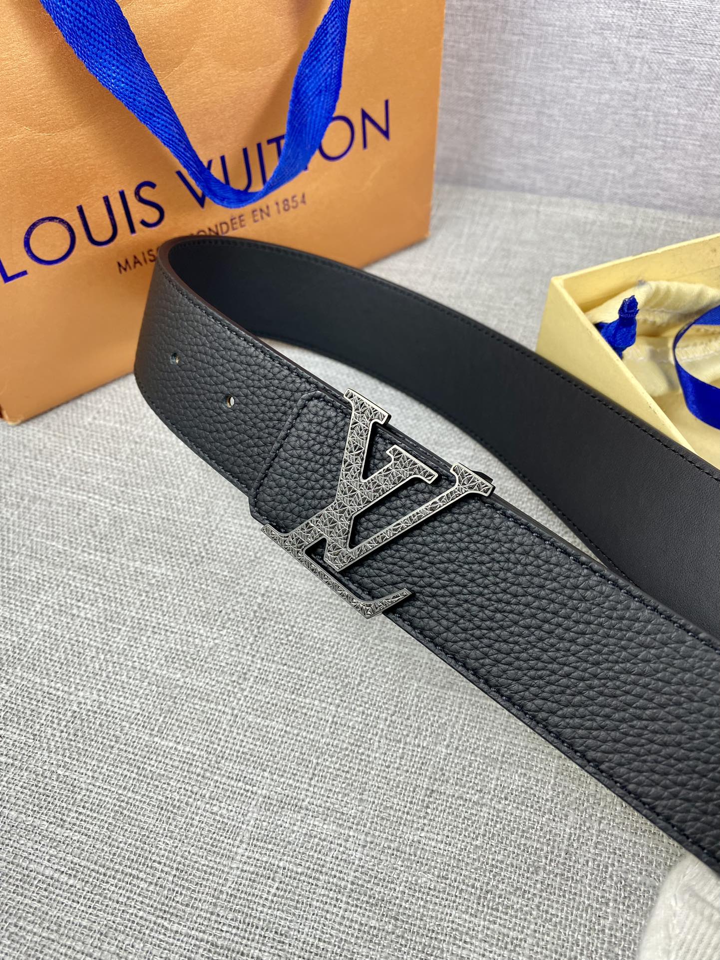LV40毫米双面腰带乃魅力天成的典范